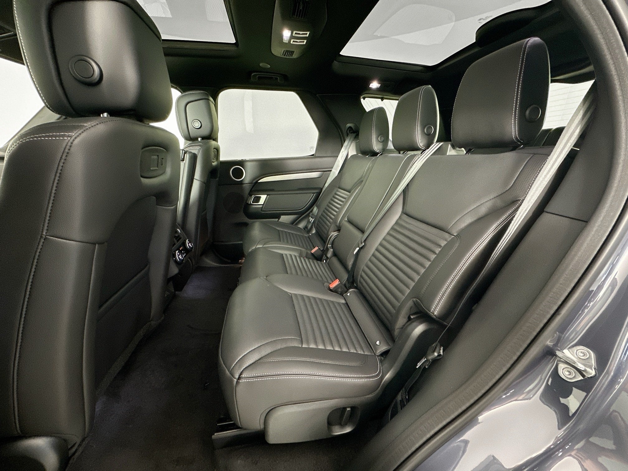 2026 Land Rover Discovery Base