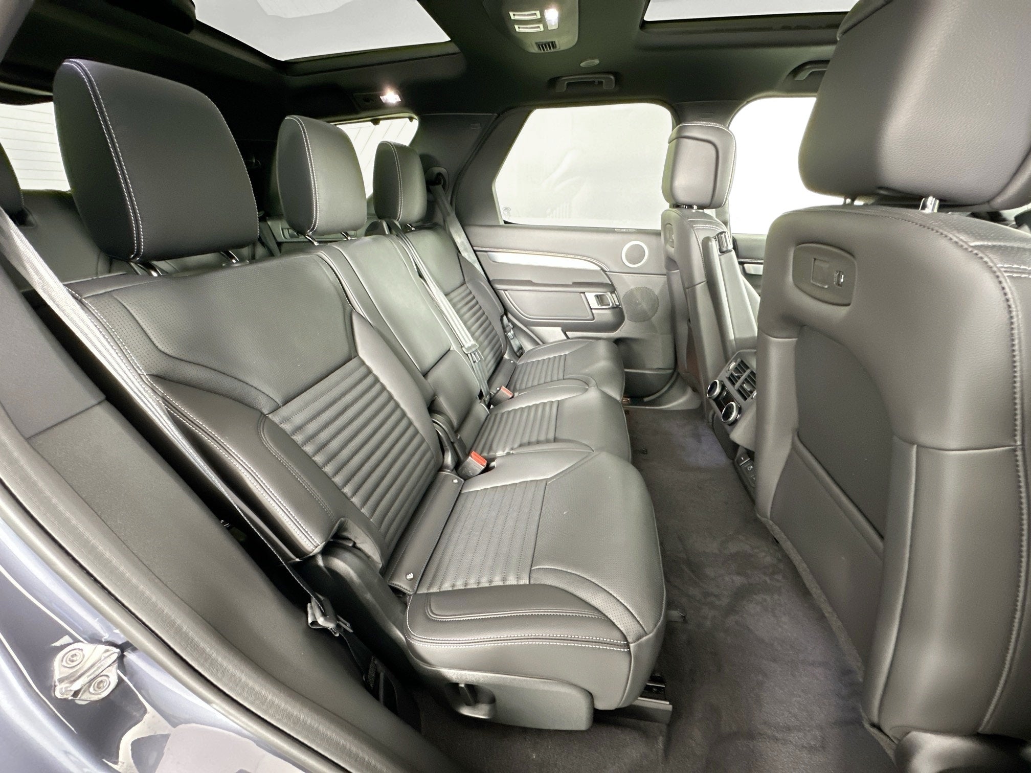 2026 Land Rover Discovery Base