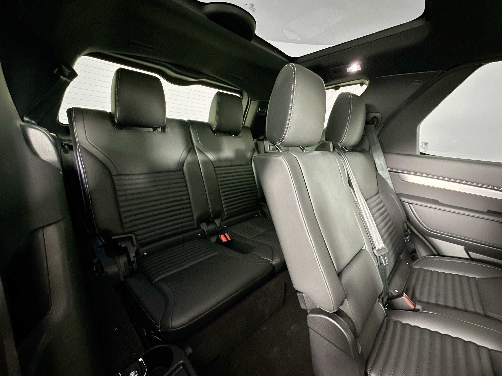 2026 Land Rover Discovery Base