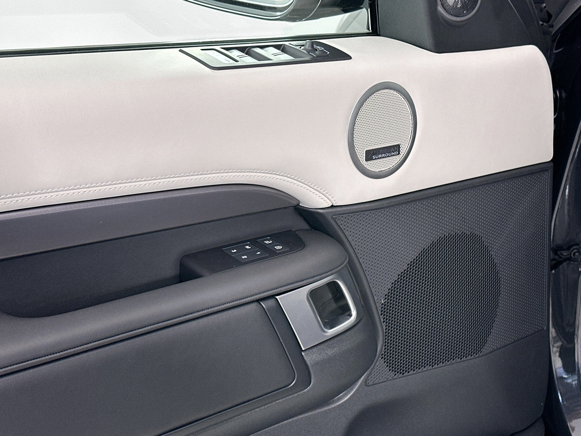 2025 Land Rover Discovery Metropolitan Edition