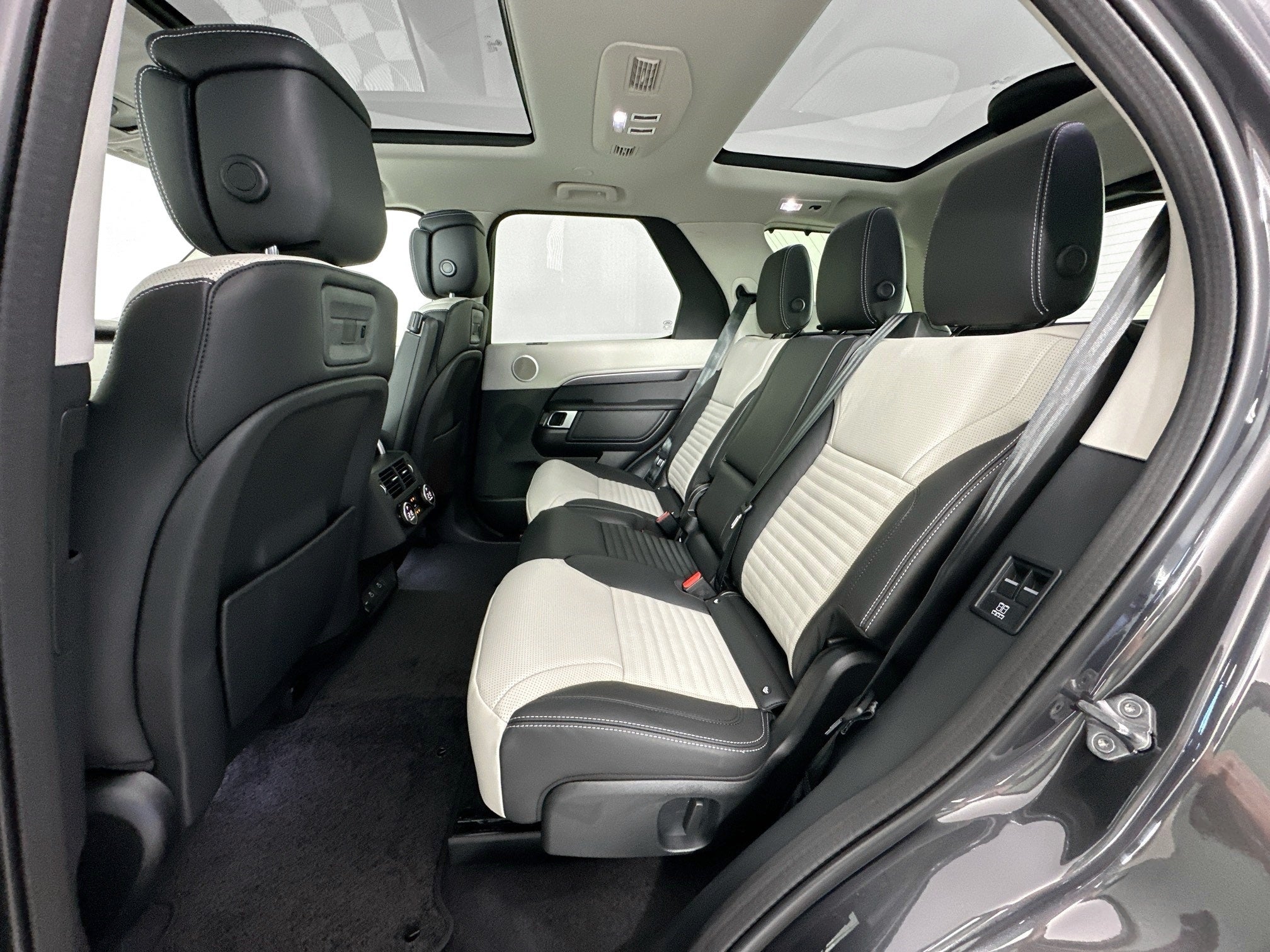 2025 Land Rover Discovery Metropolitan Edition