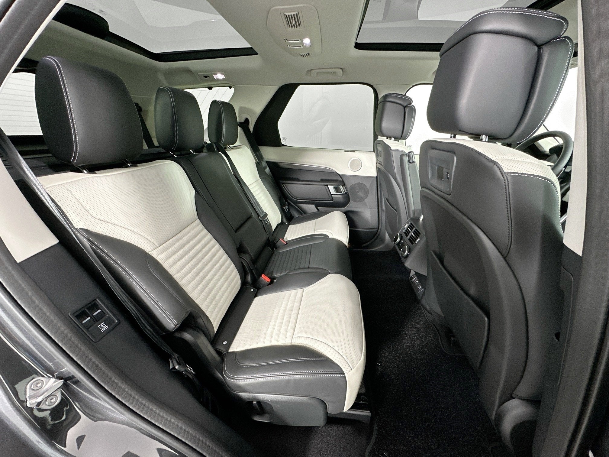 2025 Land Rover Discovery Metropolitan Edition