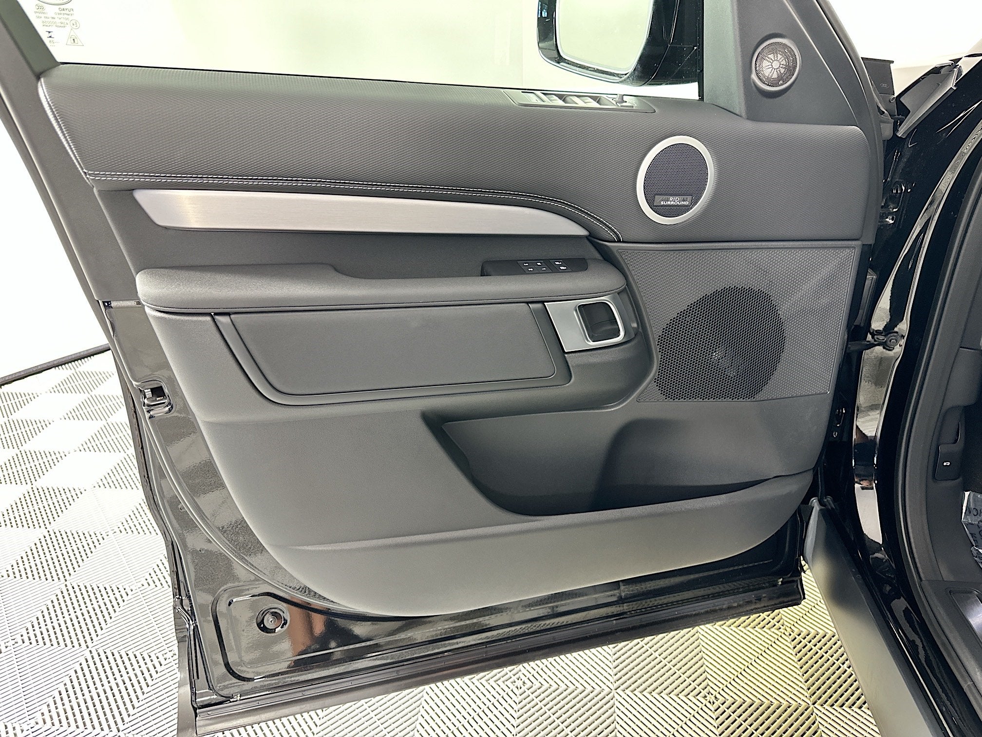 2026 Land Rover Discovery Base