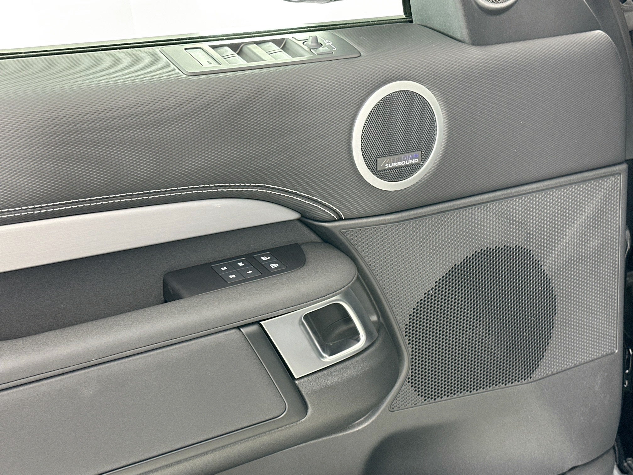 2026 Land Rover Discovery Base