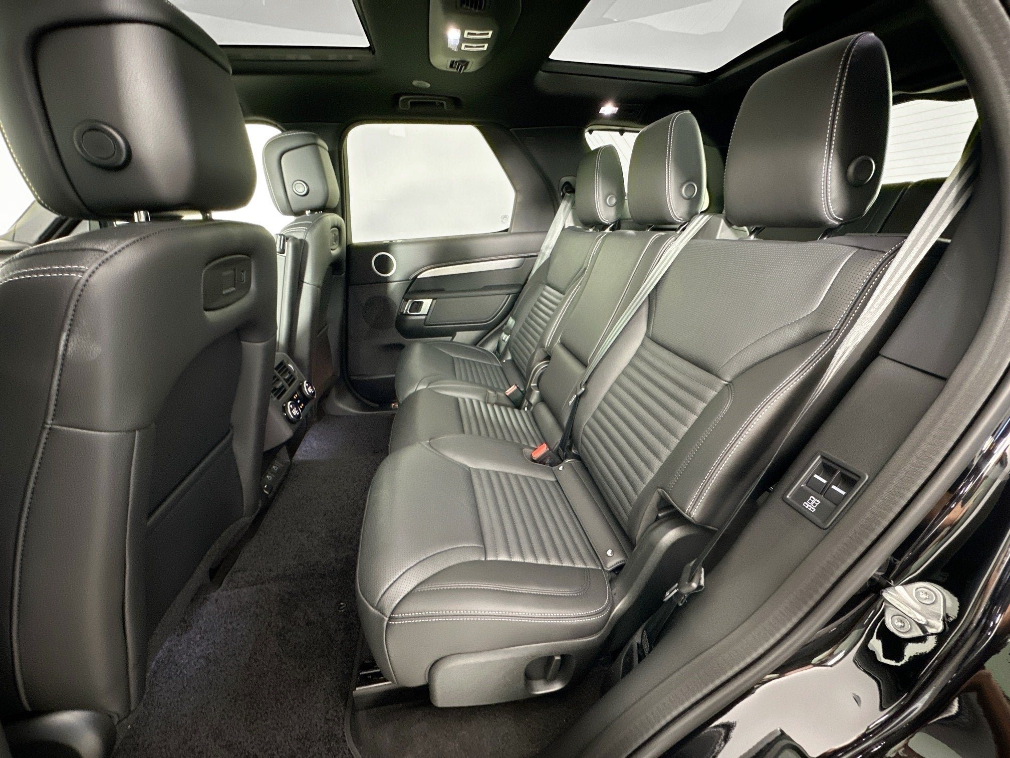 2026 Land Rover Discovery Base