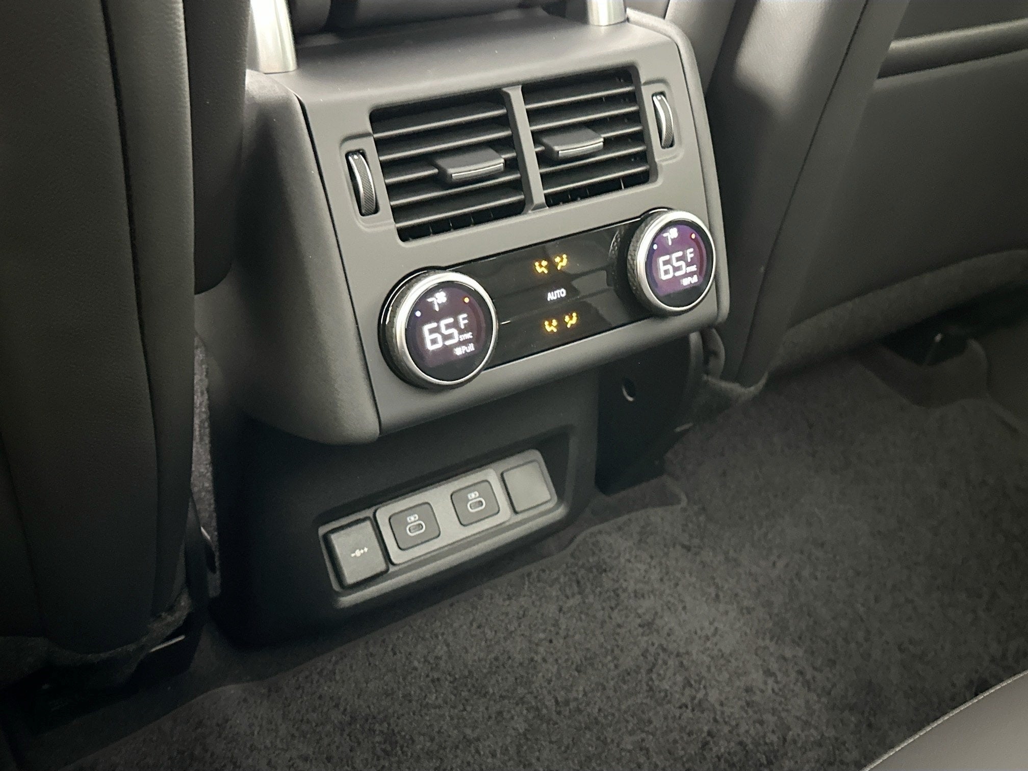 2026 Land Rover Discovery Base