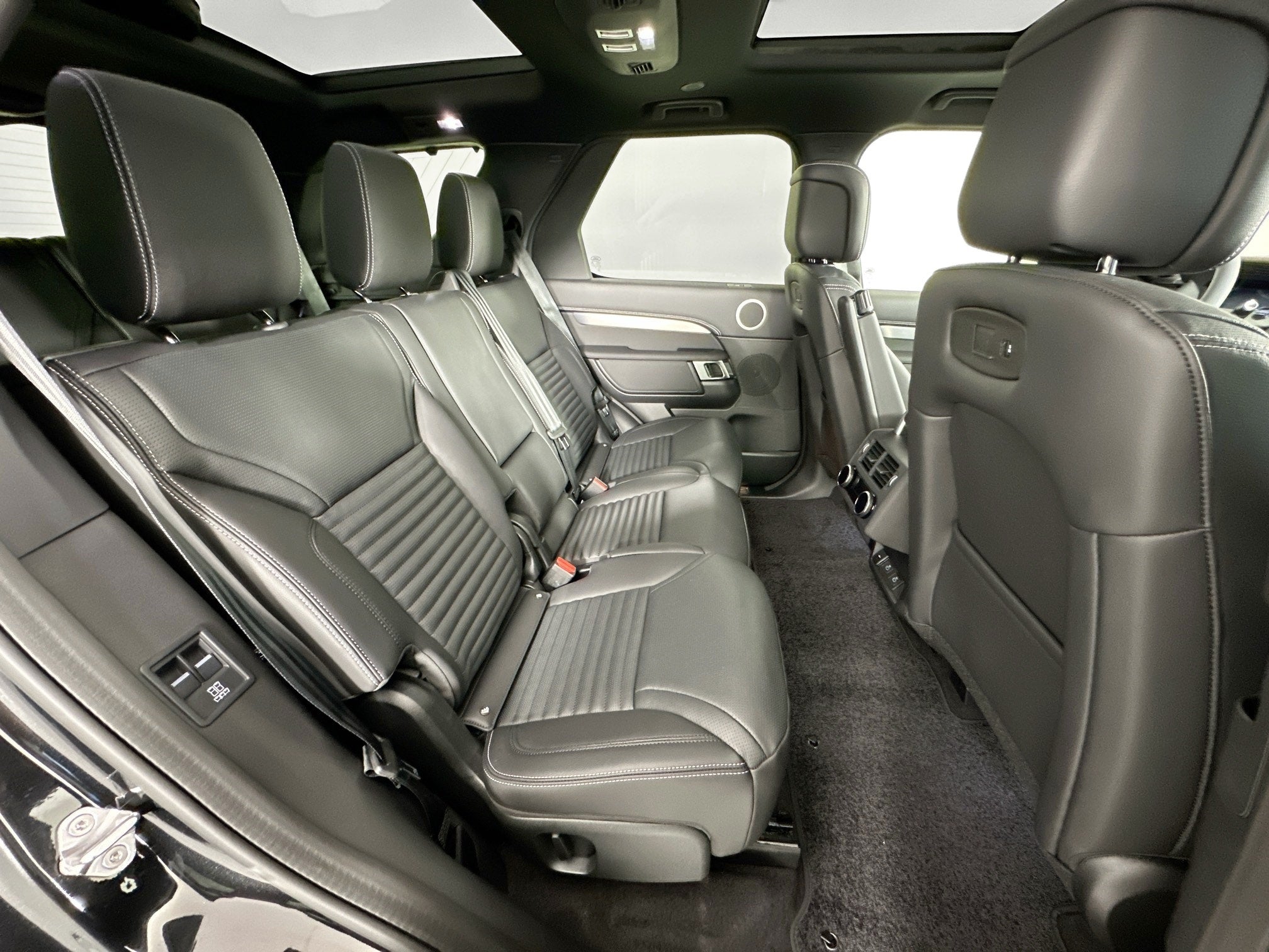 2026 Land Rover Discovery Base