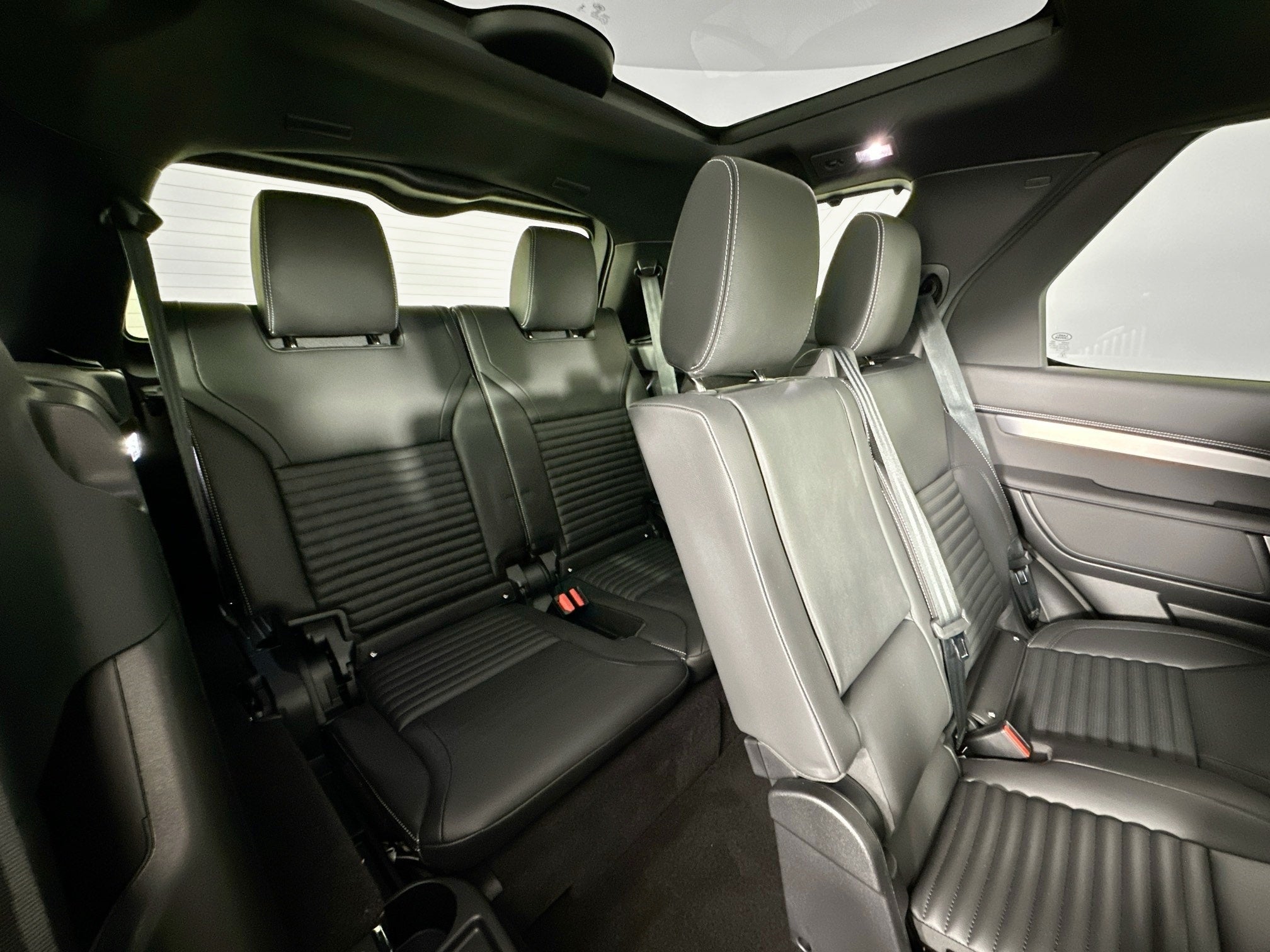 2026 Land Rover Discovery Base