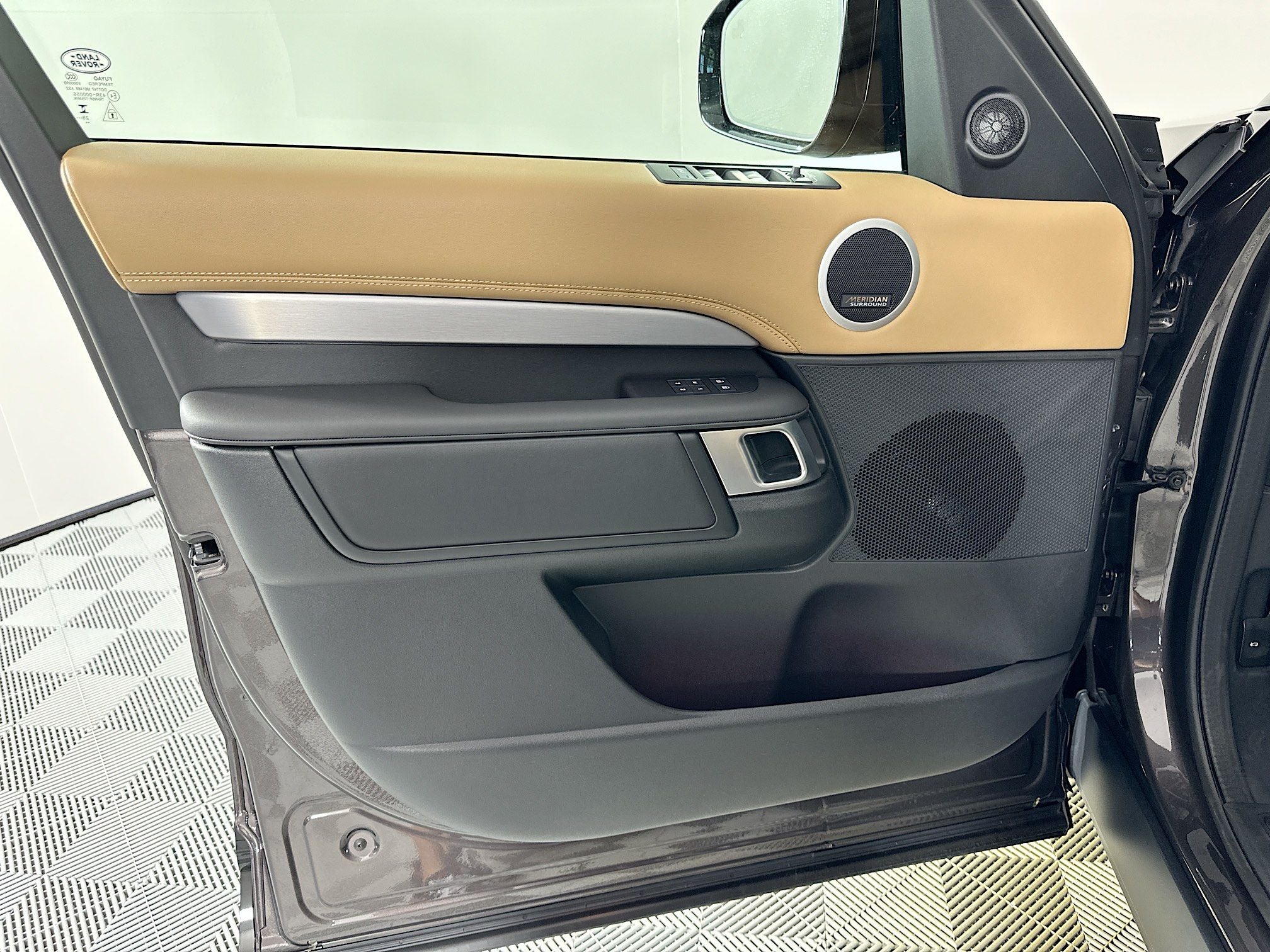 2026 Land Rover Discovery Base