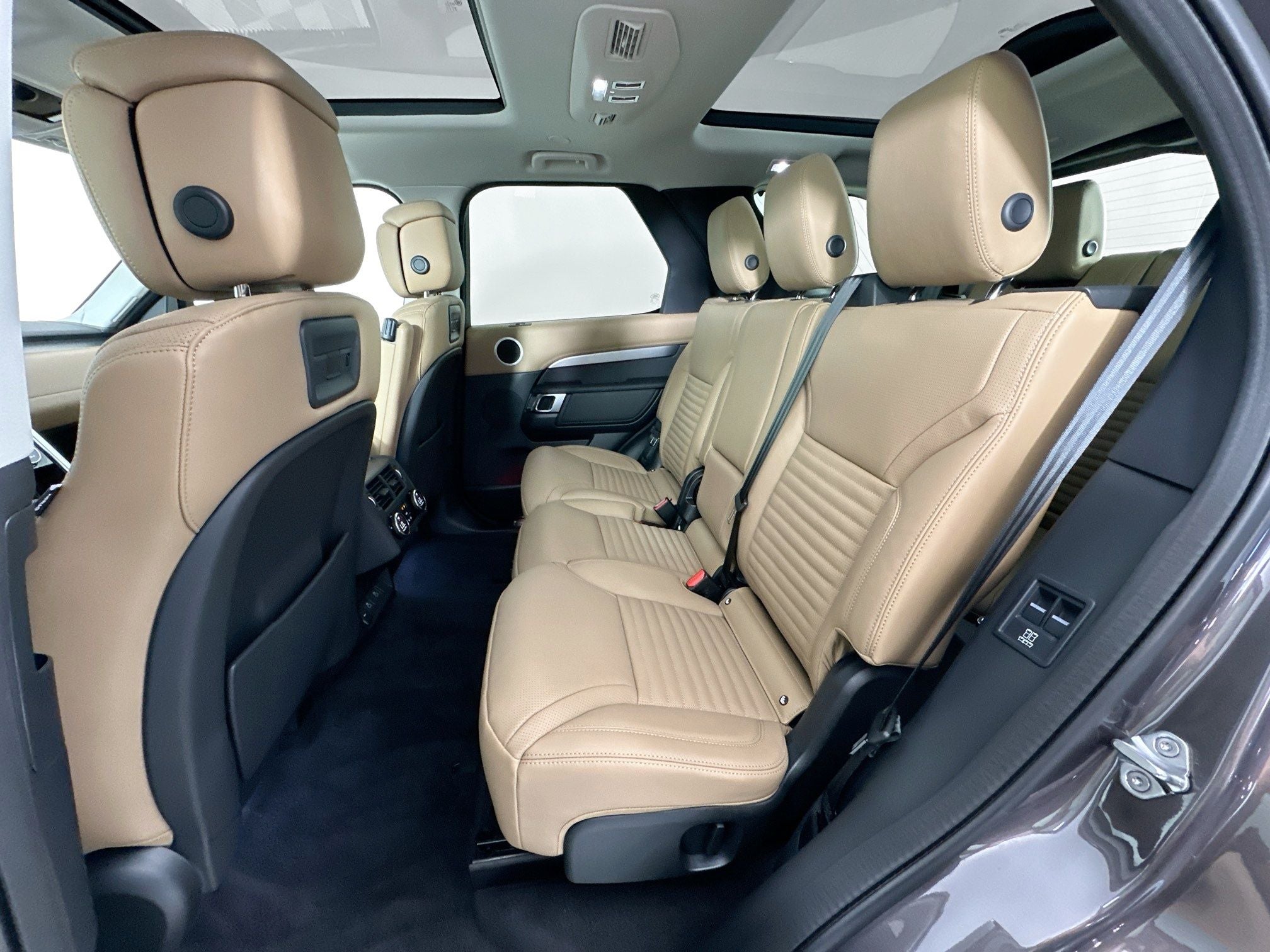 2026 Land Rover Discovery Base