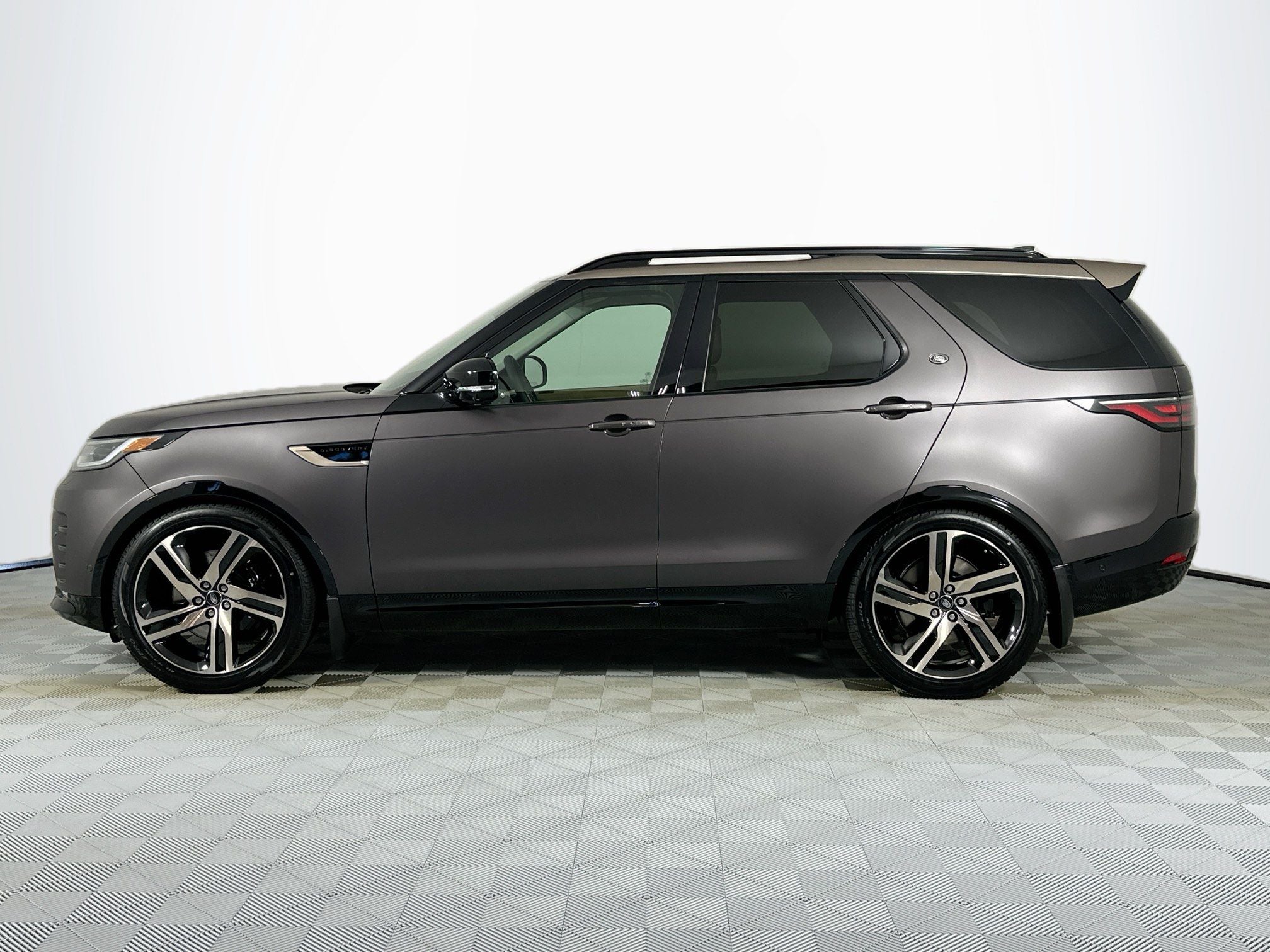 2026 Land Rover Discovery Base