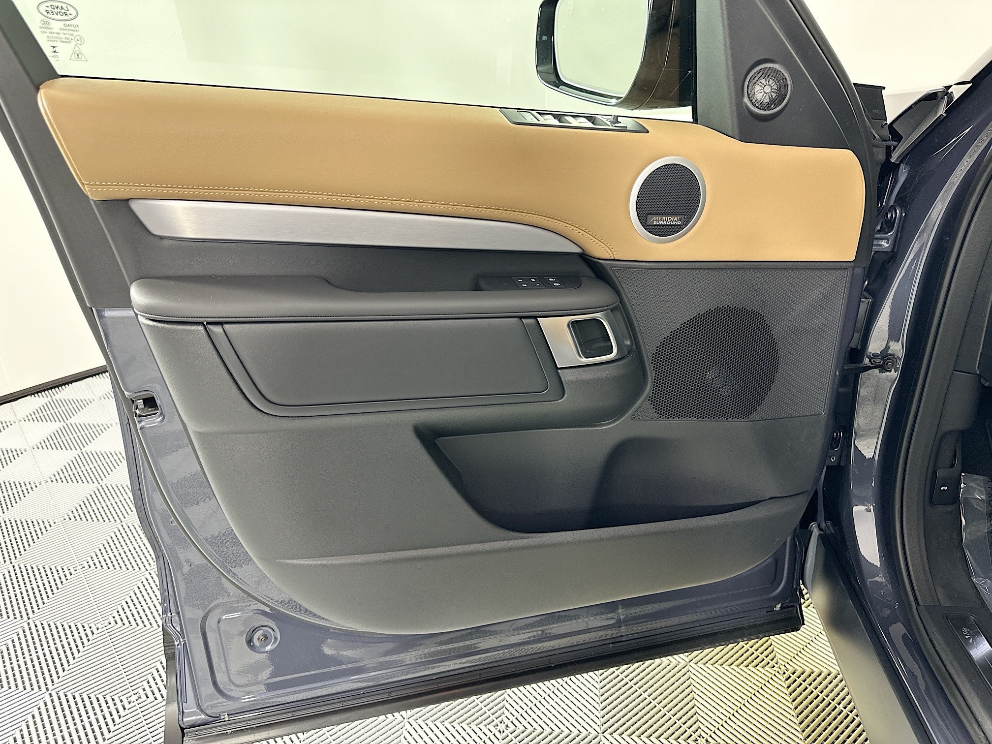 2026 Land Rover Discovery Base