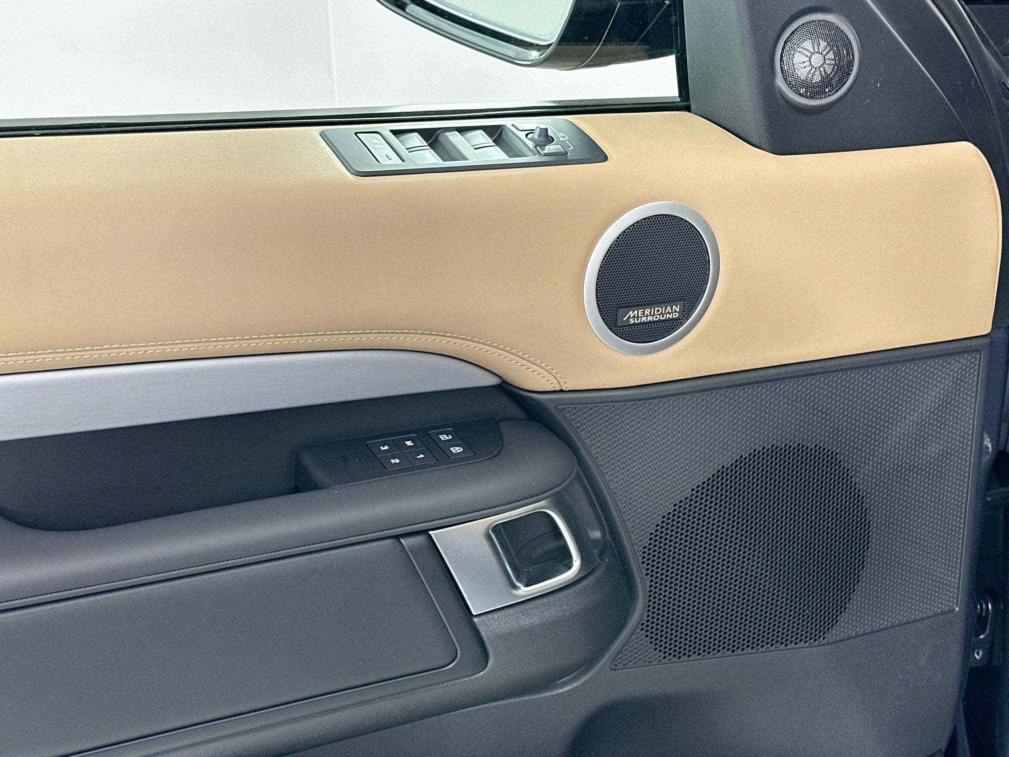 2026 Land Rover Discovery Base