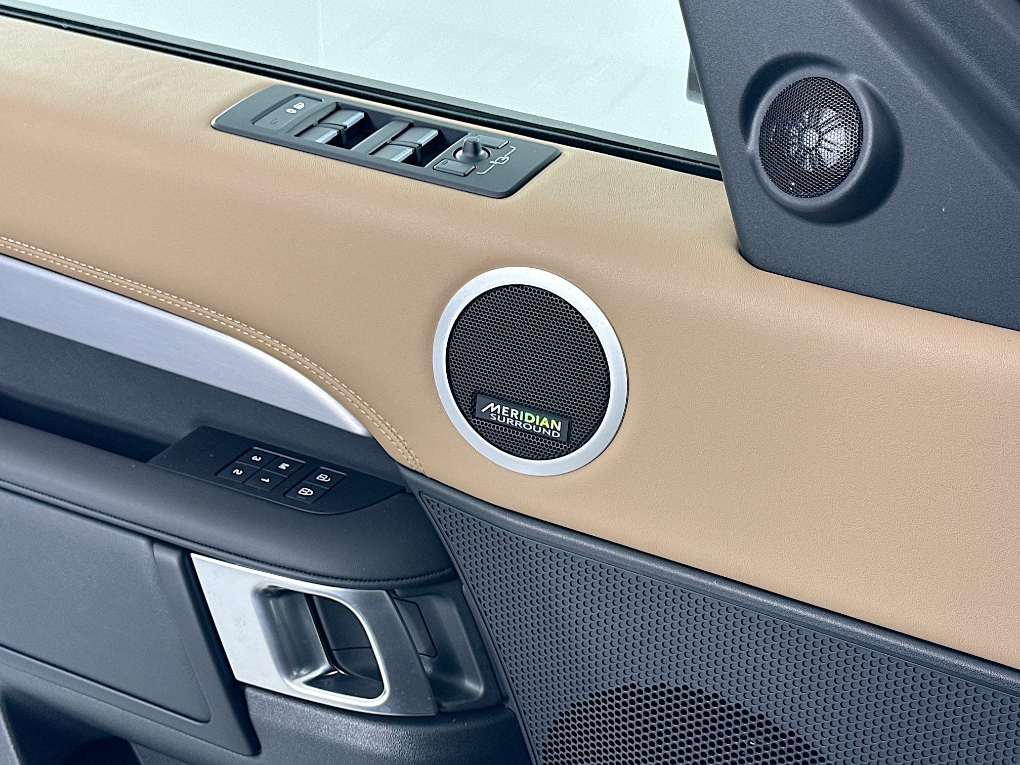 2026 Land Rover Discovery Base