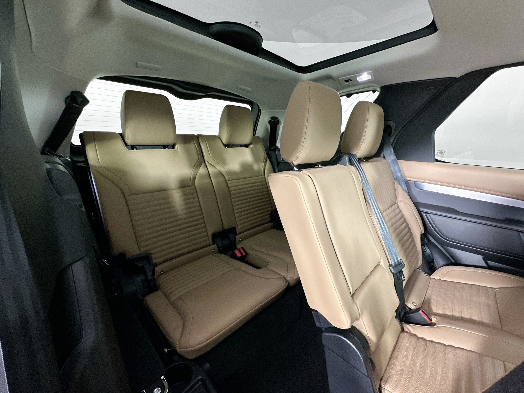 2026 Land Rover Discovery Base