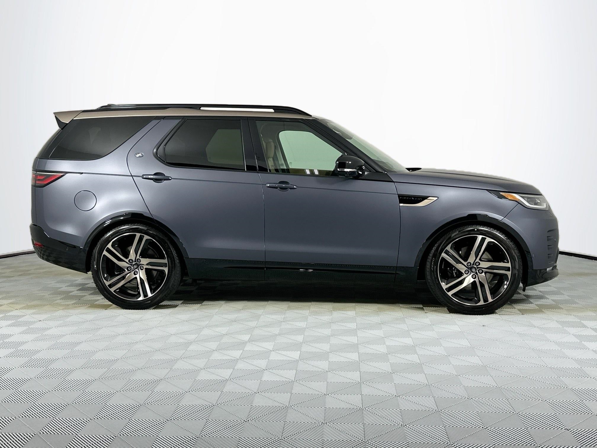 2026 Land Rover Discovery Base