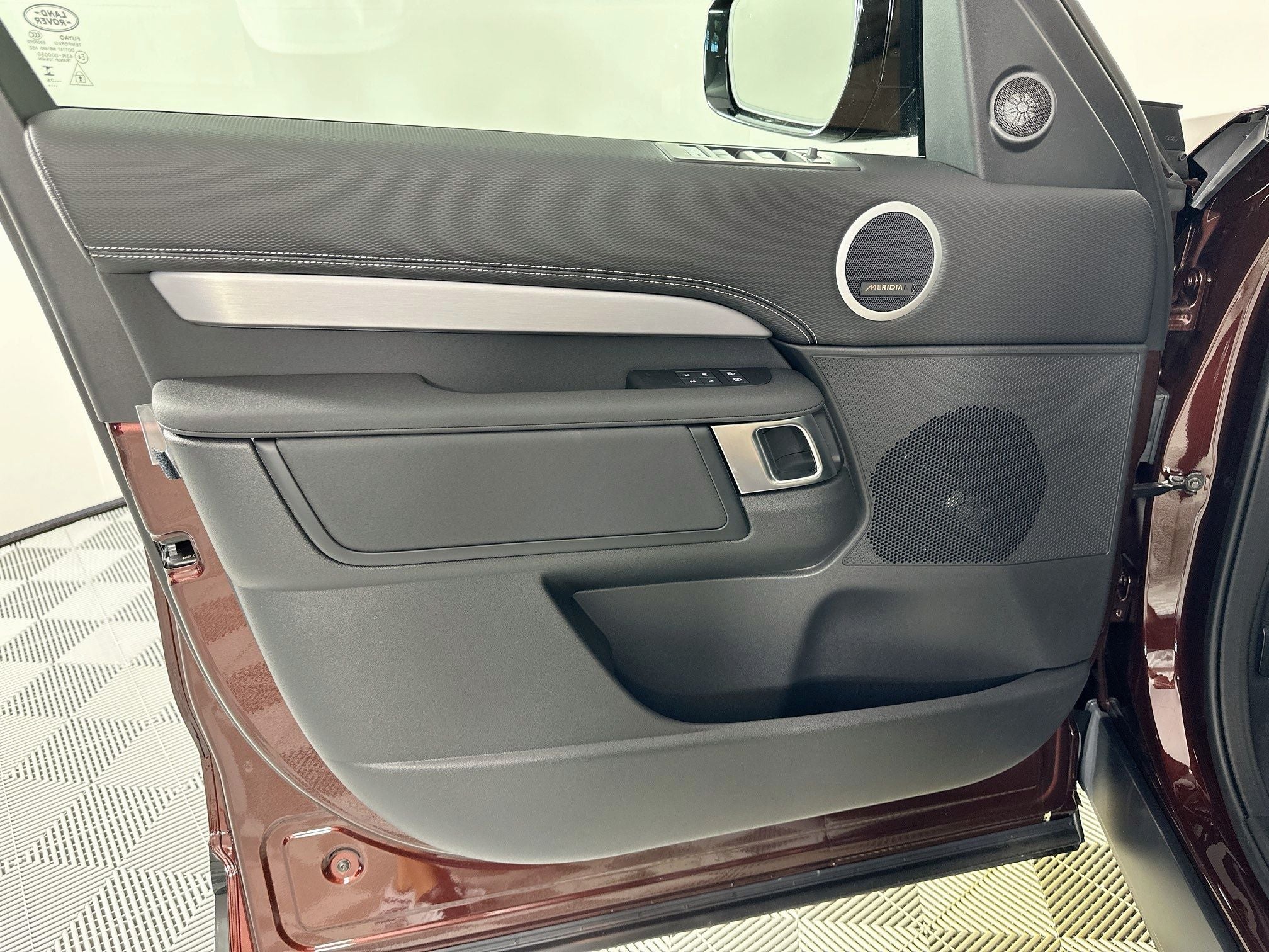 2026 Land Rover Discovery Base