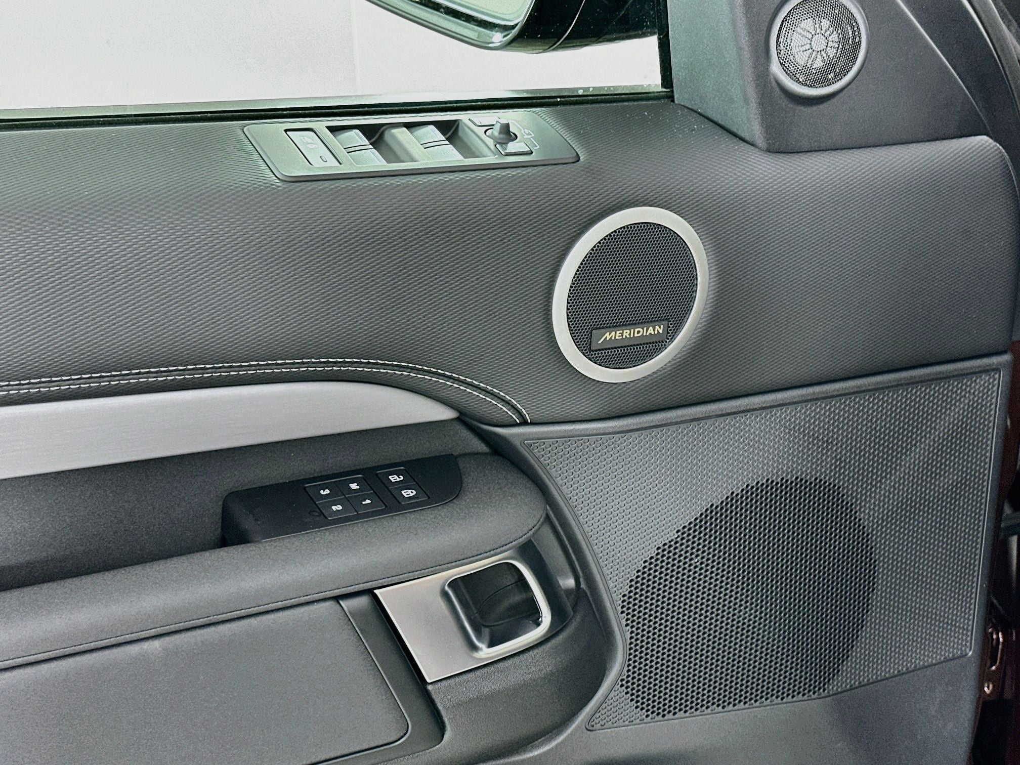 2026 Land Rover Discovery Base