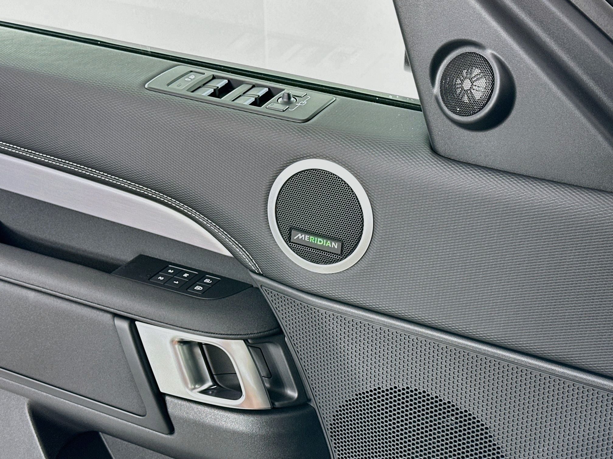 2026 Land Rover Discovery Base