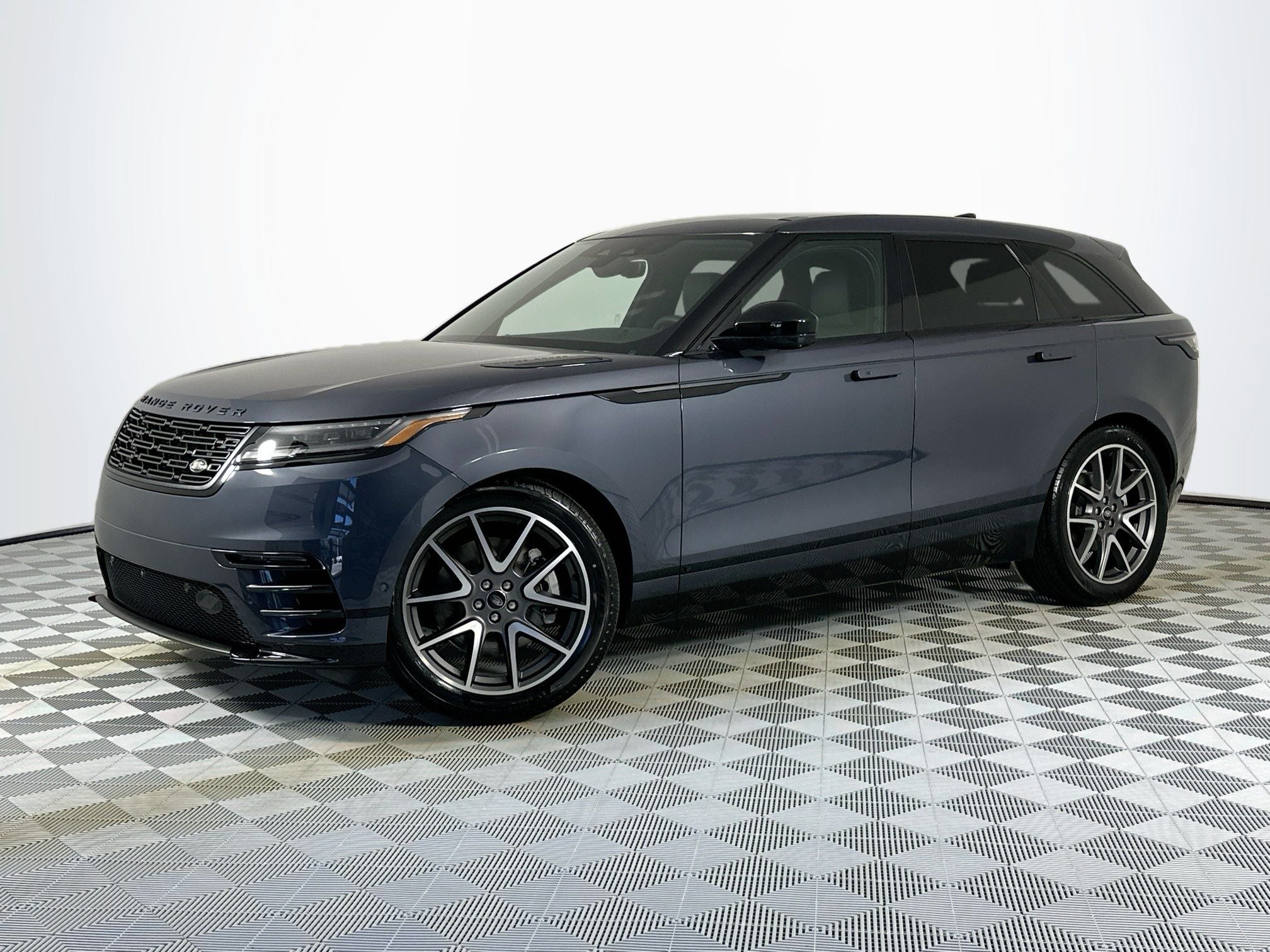 2026 Land Rover Range Rover Velar Dynamic SE