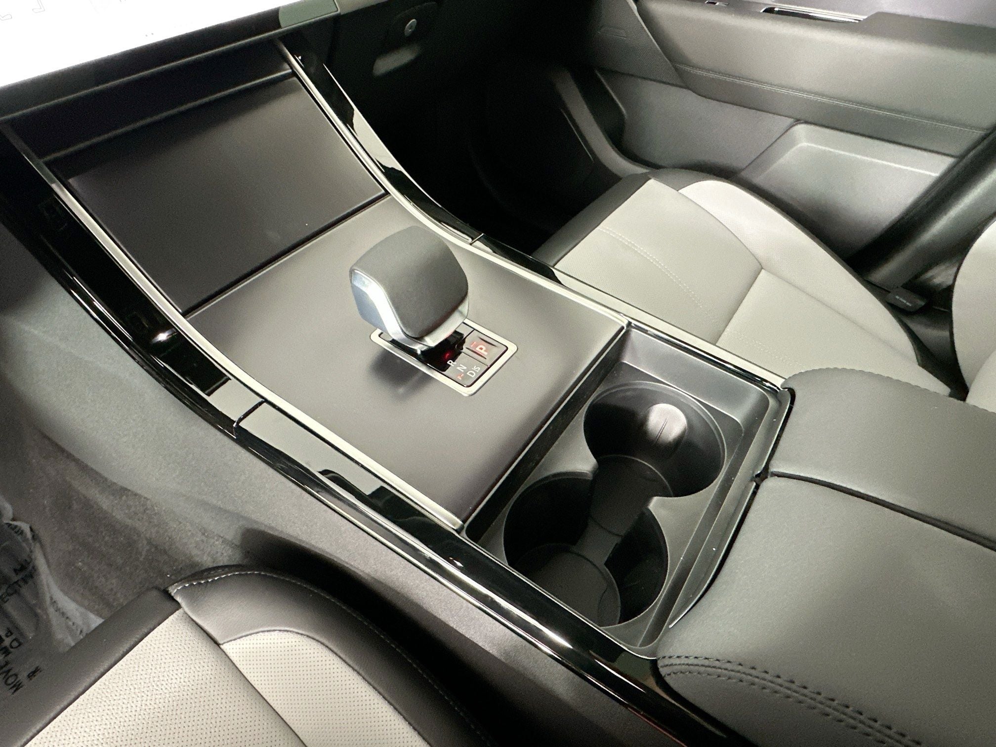 2026 Land Rover Range Rover Velar Dynamic SE