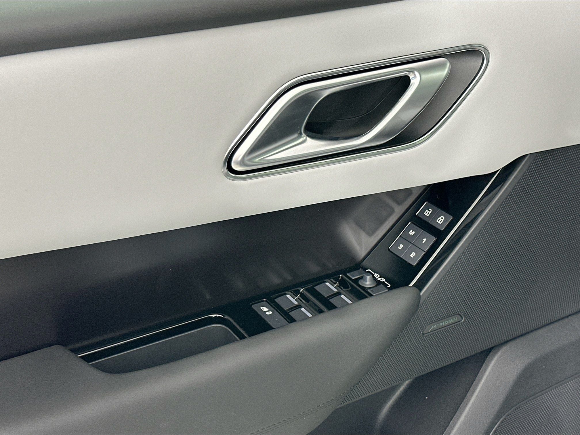 2026 Land Rover Range Rover Velar Dynamic SE