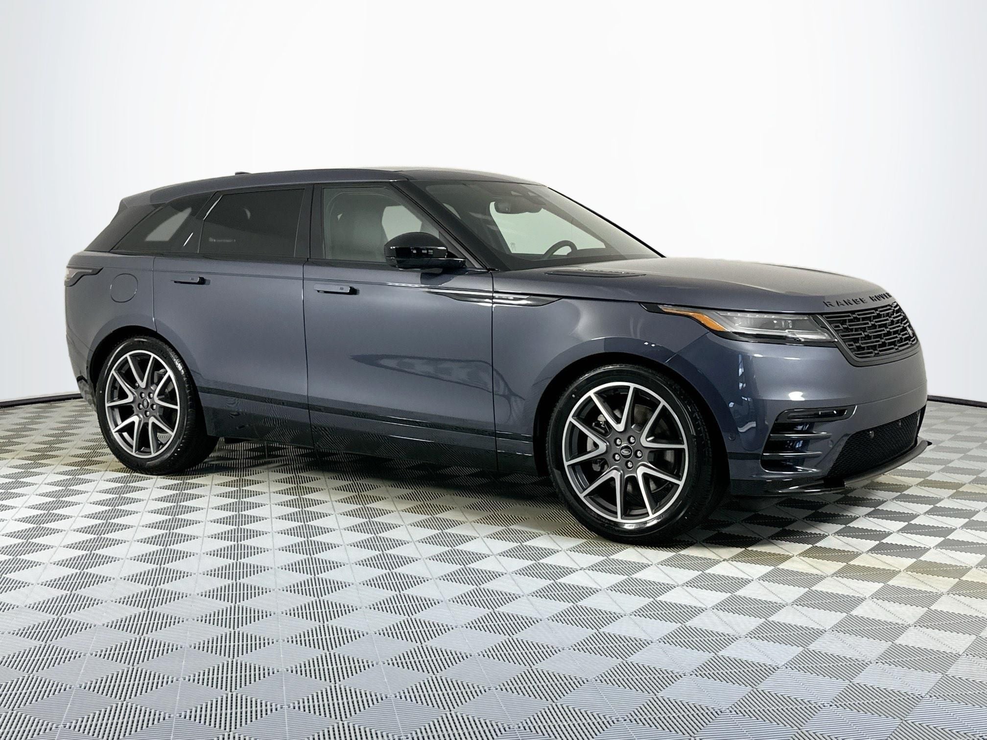 2026 Land Rover Range Rover Velar Dynamic SE