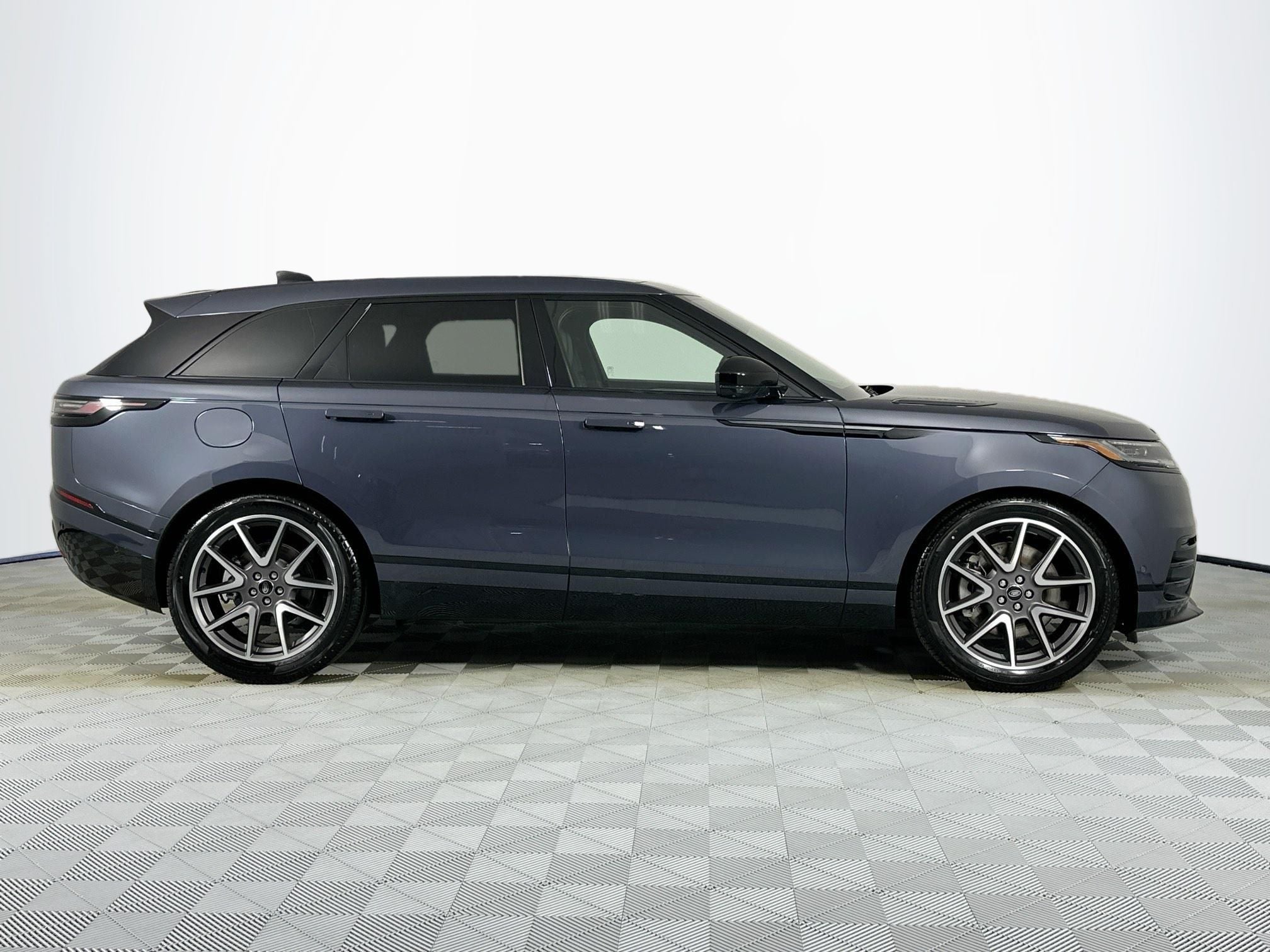 2026 Land Rover Range Rover Velar Dynamic SE