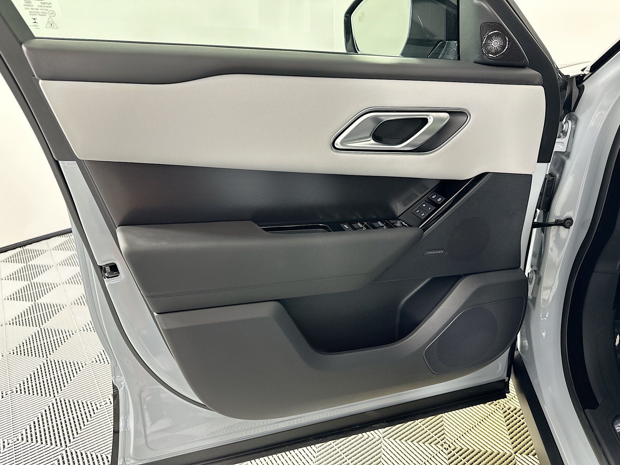 2026 Land Rover Range Rover Velar Dynamic SE