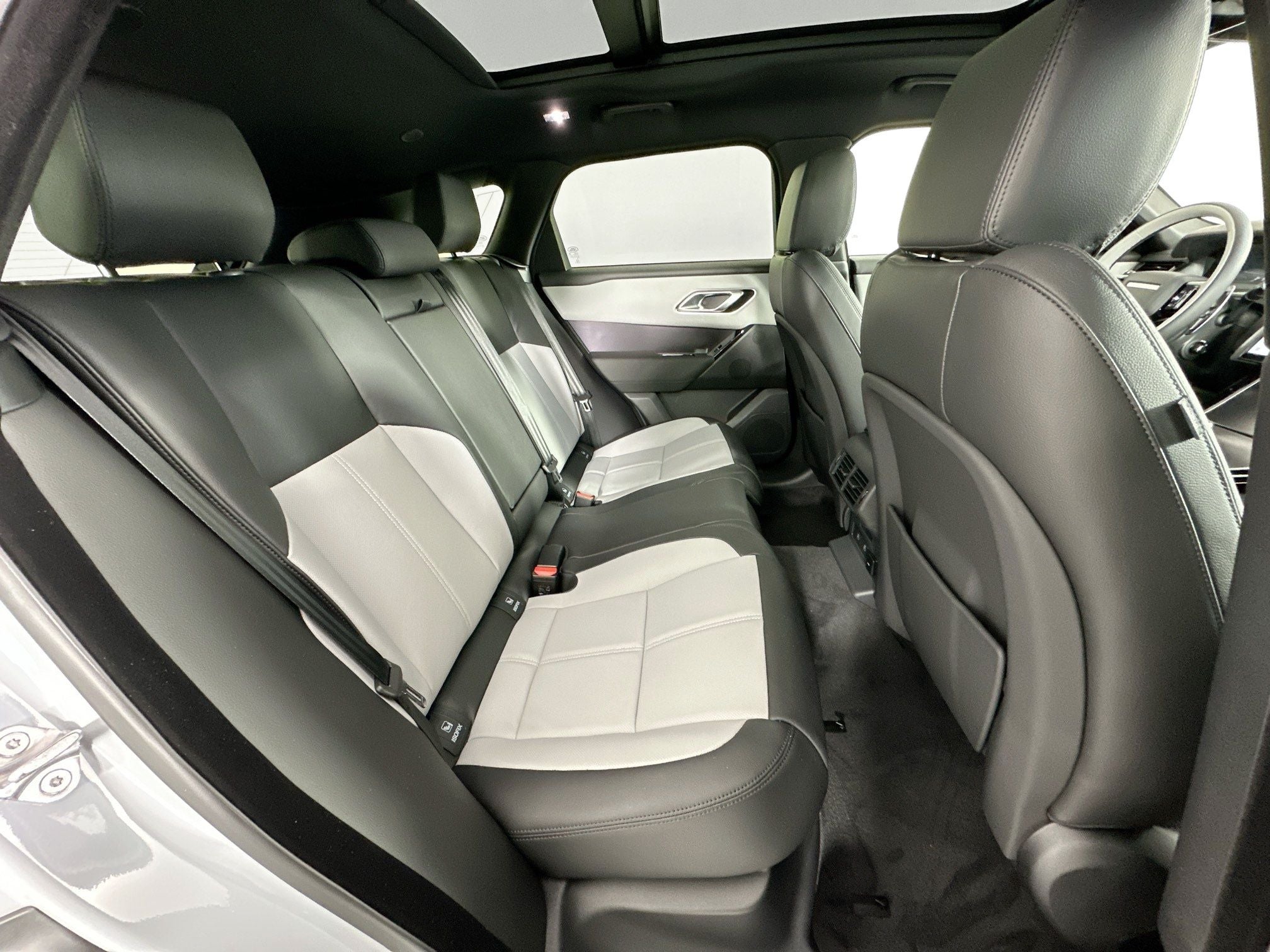 2026 Land Rover Range Rover Velar Dynamic SE