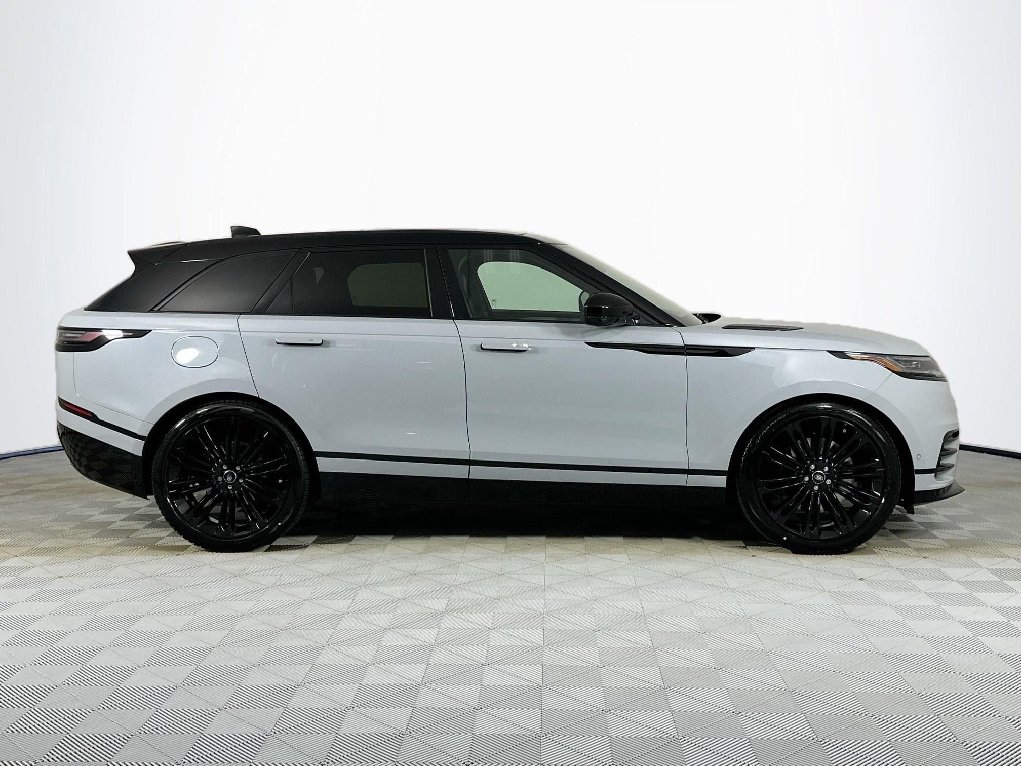 2026 Land Rover Range Rover Velar Dynamic SE
