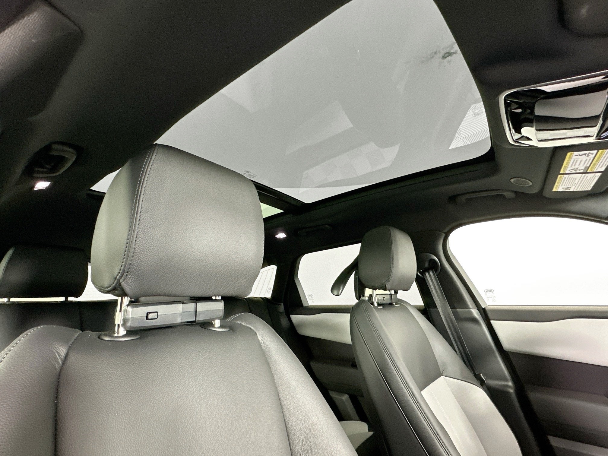 2026 Land Rover Range Rover Velar Dynamic SE