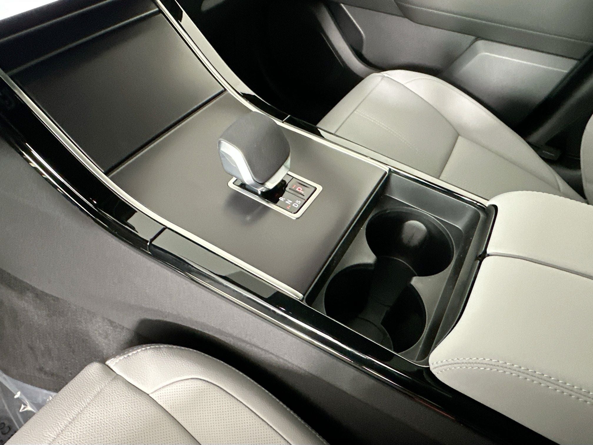 2026 Land Rover Range Rover Velar Dynamic SE