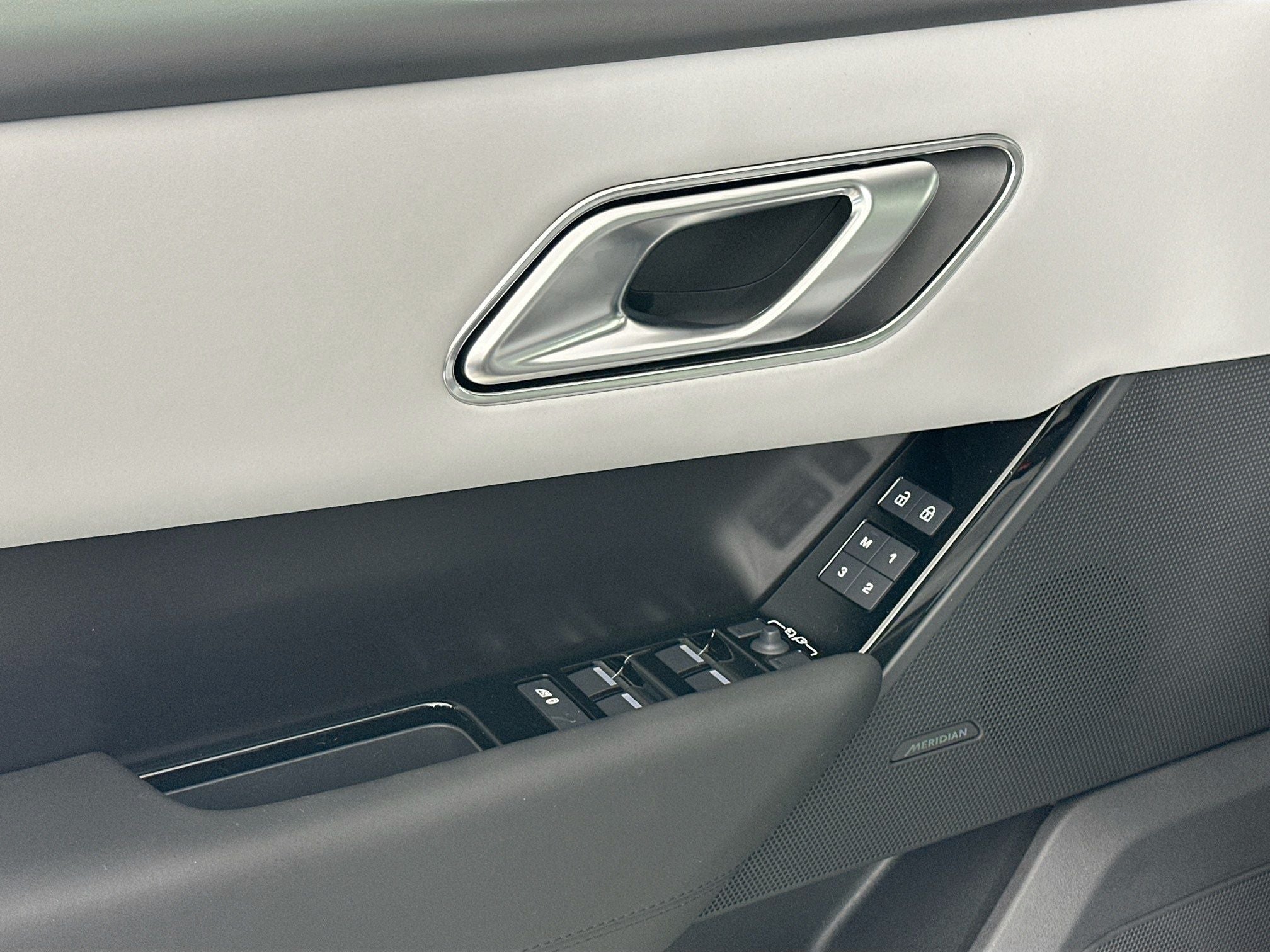 2026 Land Rover Range Rover Velar Dynamic SE