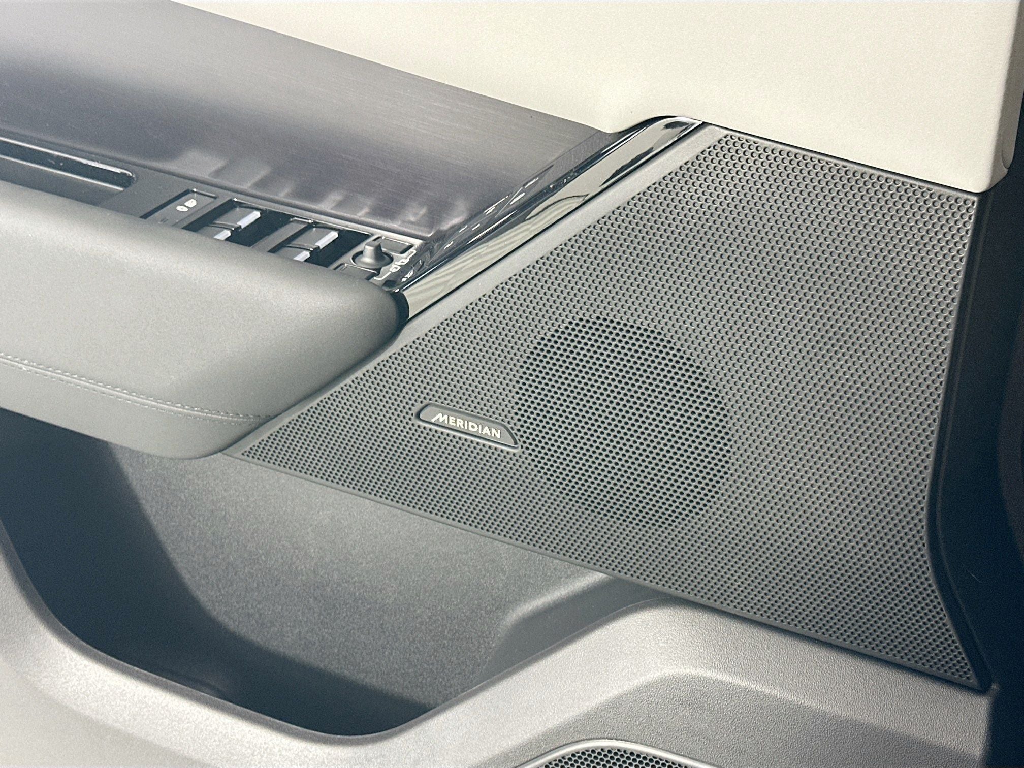 2026 Land Rover Range Rover Velar Dynamic SE