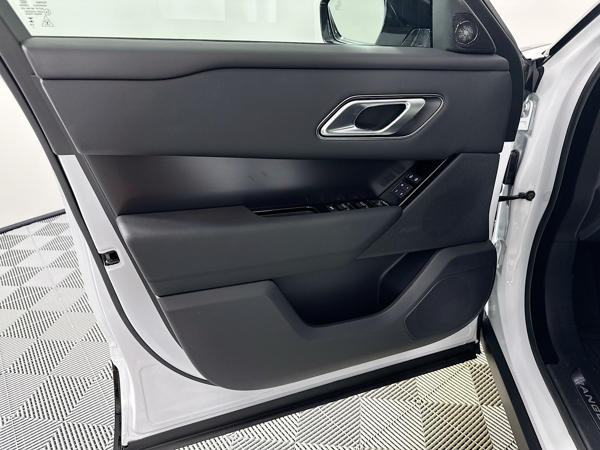 2026 Land Rover Range Rover Velar Dynamic SE