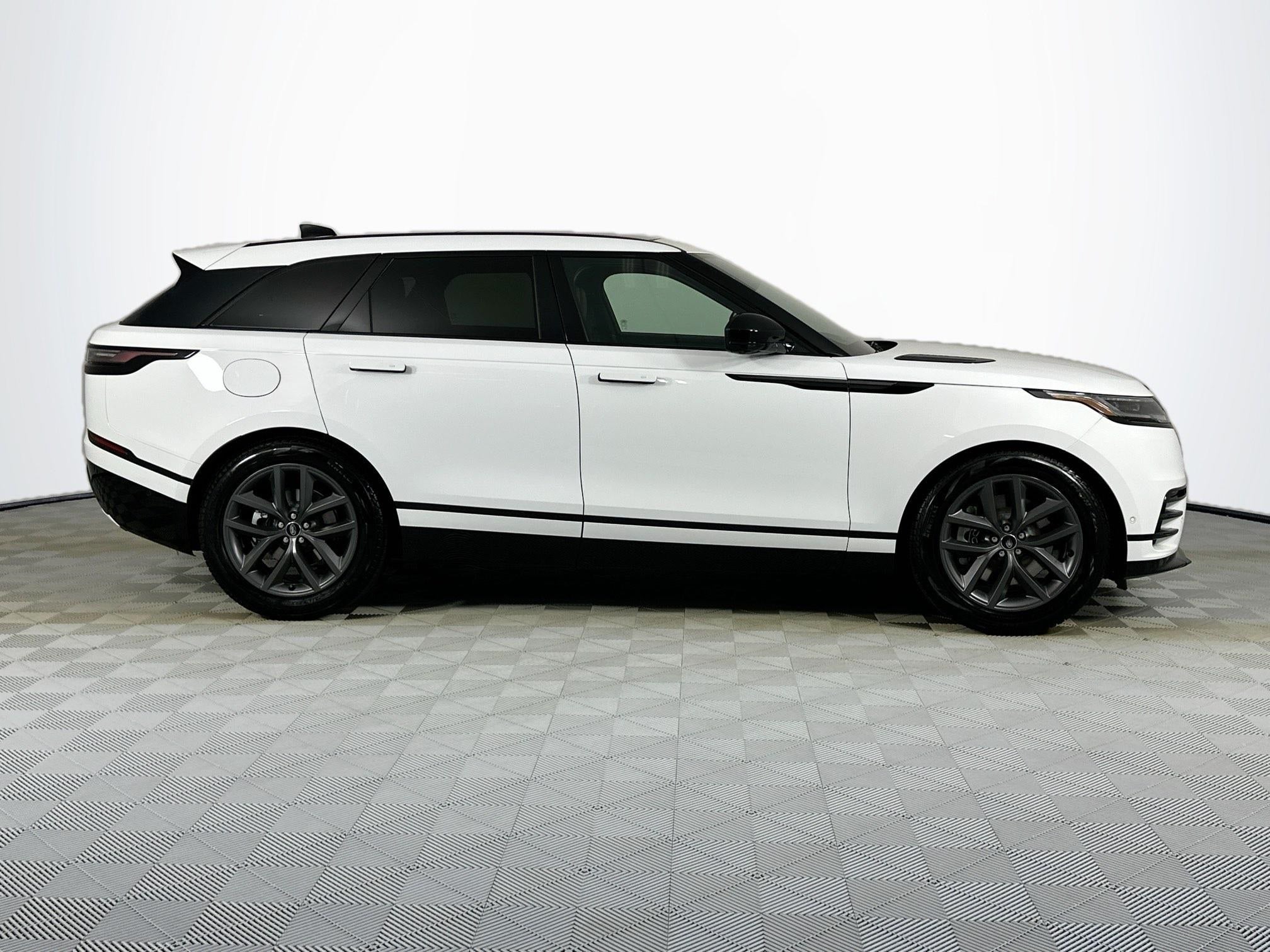 2026 Land Rover Range Rover Velar Dynamic SE
