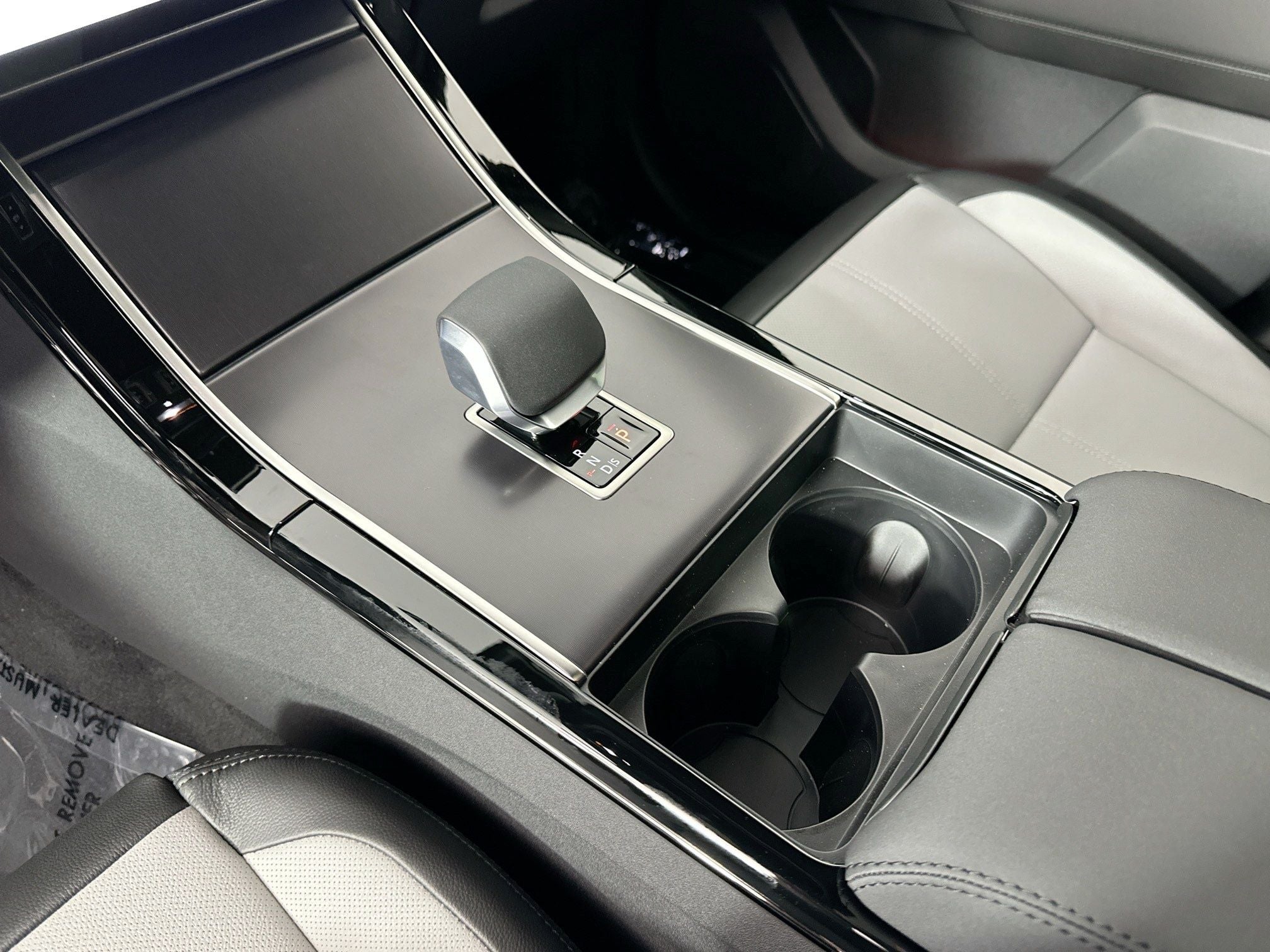 2026 Land Rover Range Rover Velar Dynamic SE