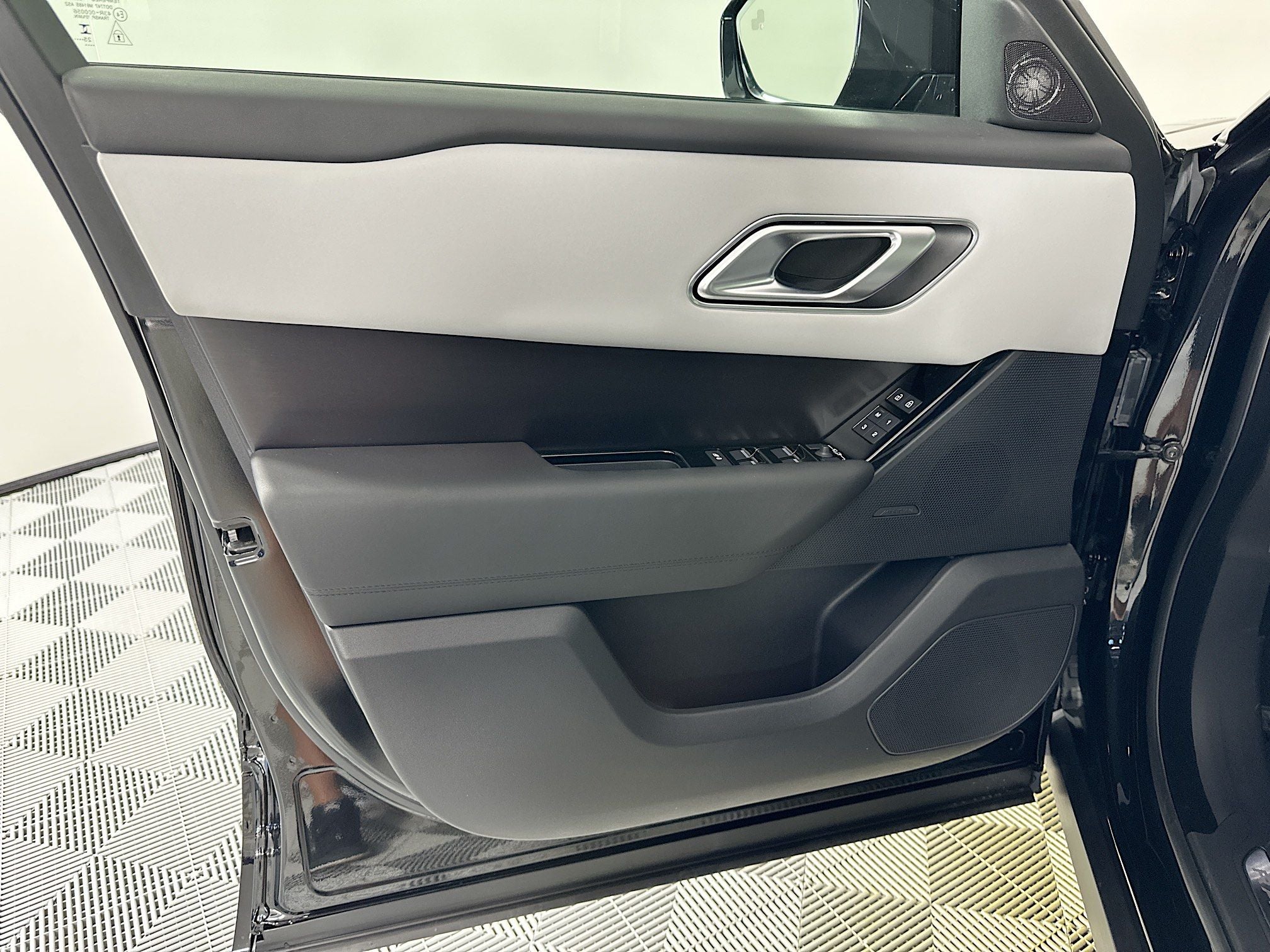 2026 Land Rover Range Rover Velar Dynamic SE