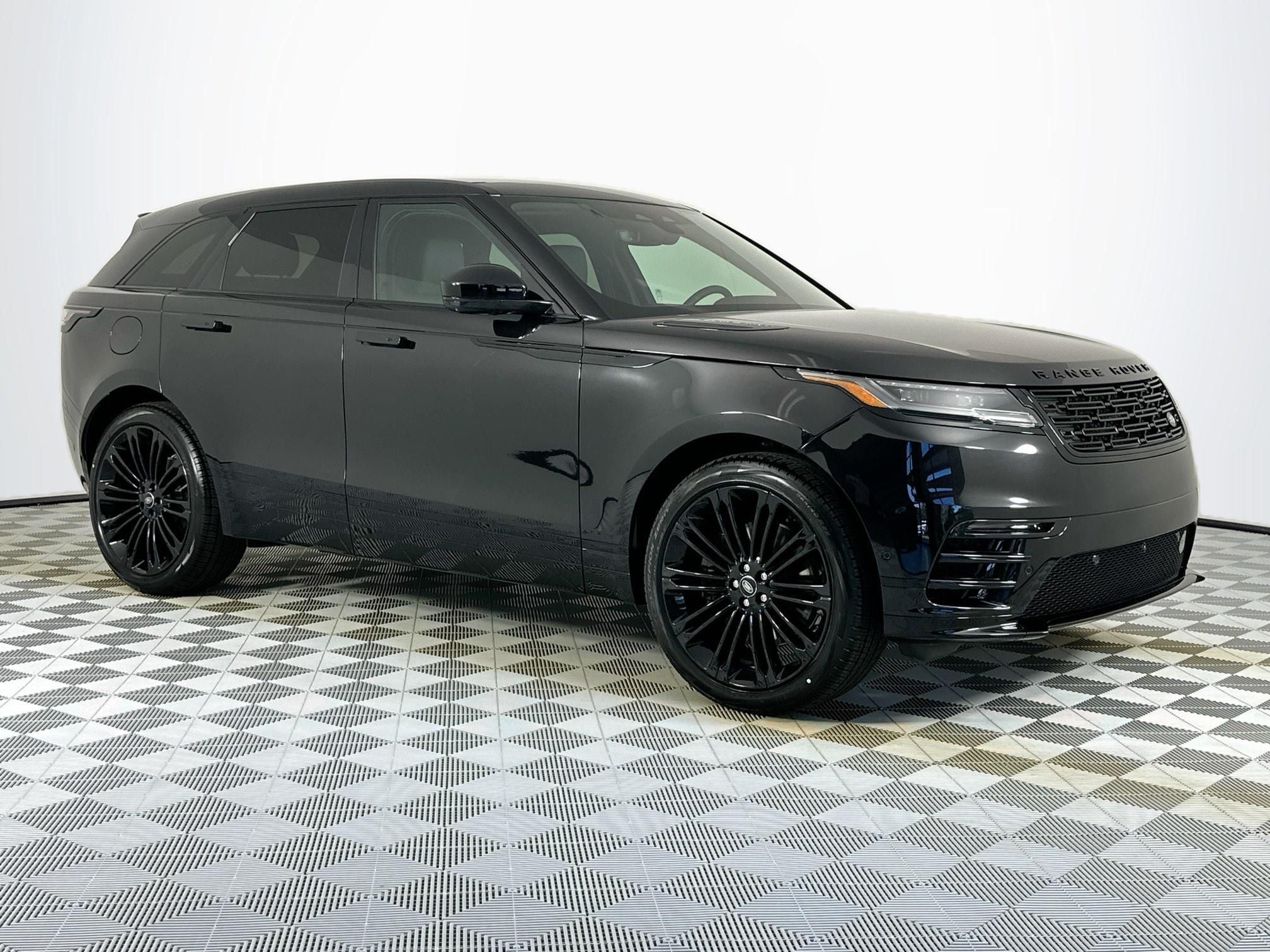2026 Land Rover Range Rover Velar Dynamic SE