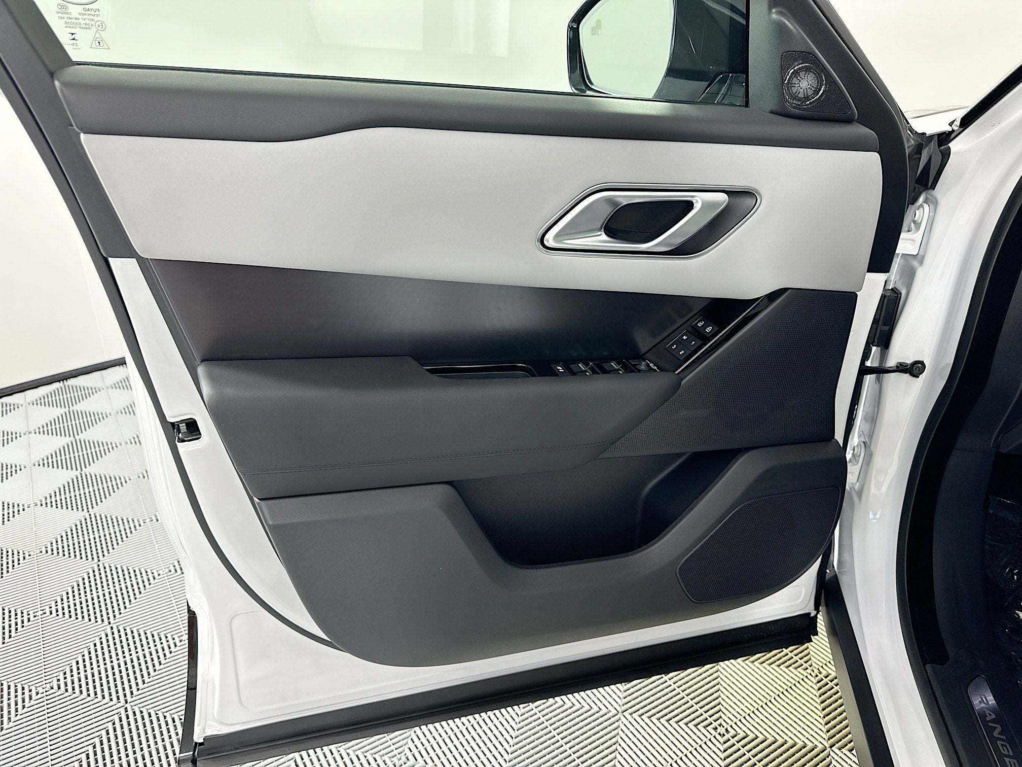 2026 Land Rover Range Rover Velar Dynamic SE