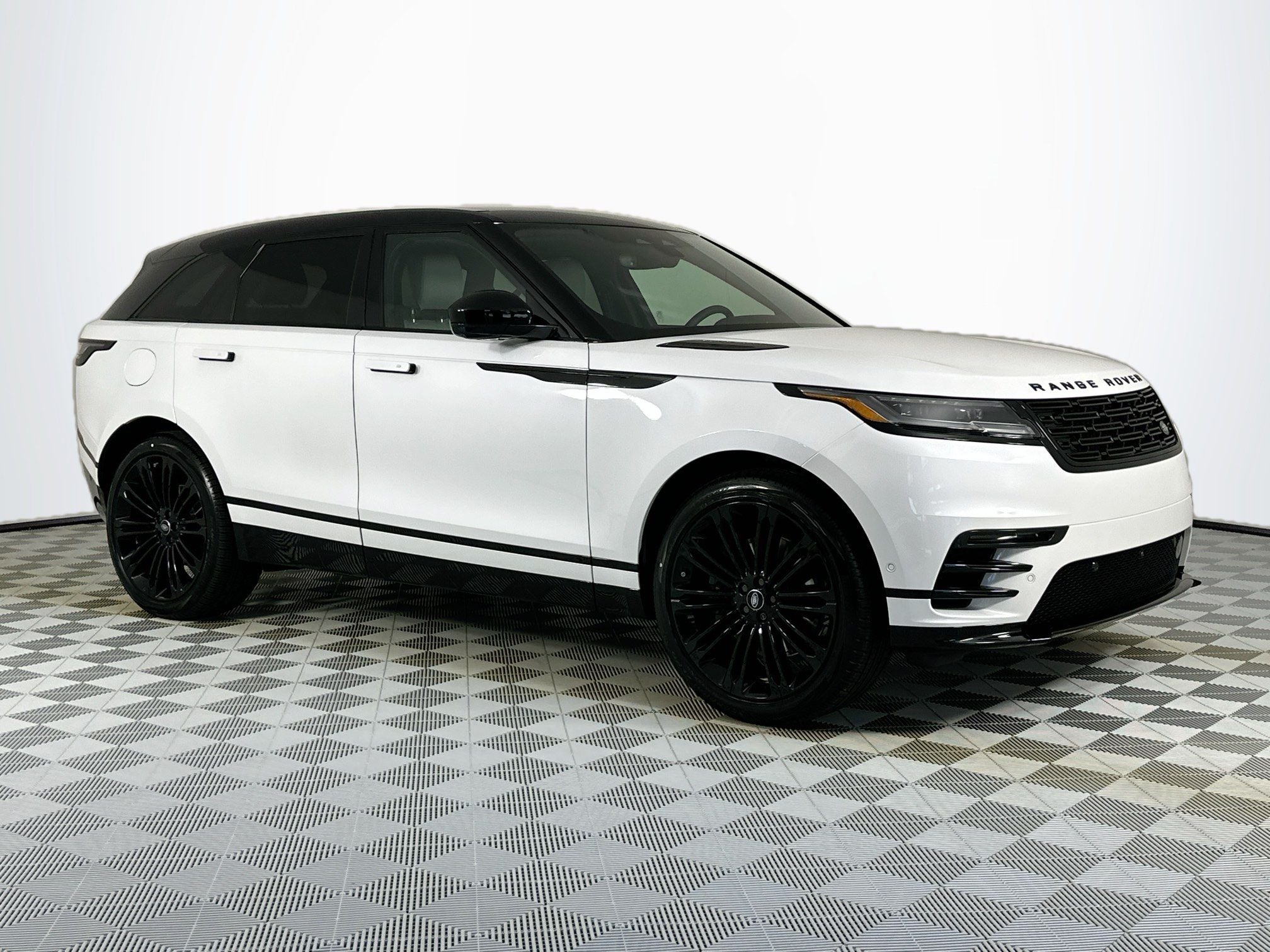 2026 Land Rover Range Rover Velar Dynamic SE