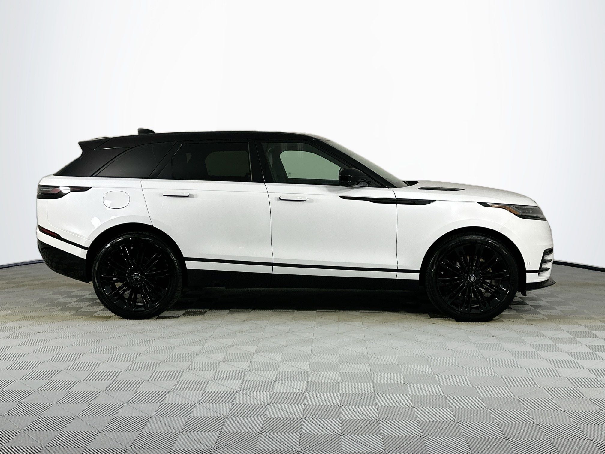 2026 Land Rover Range Rover Velar Dynamic SE