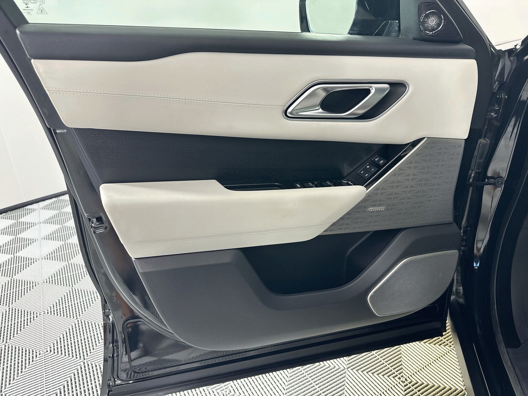 2023 Land Rover Range Rover Velar HST