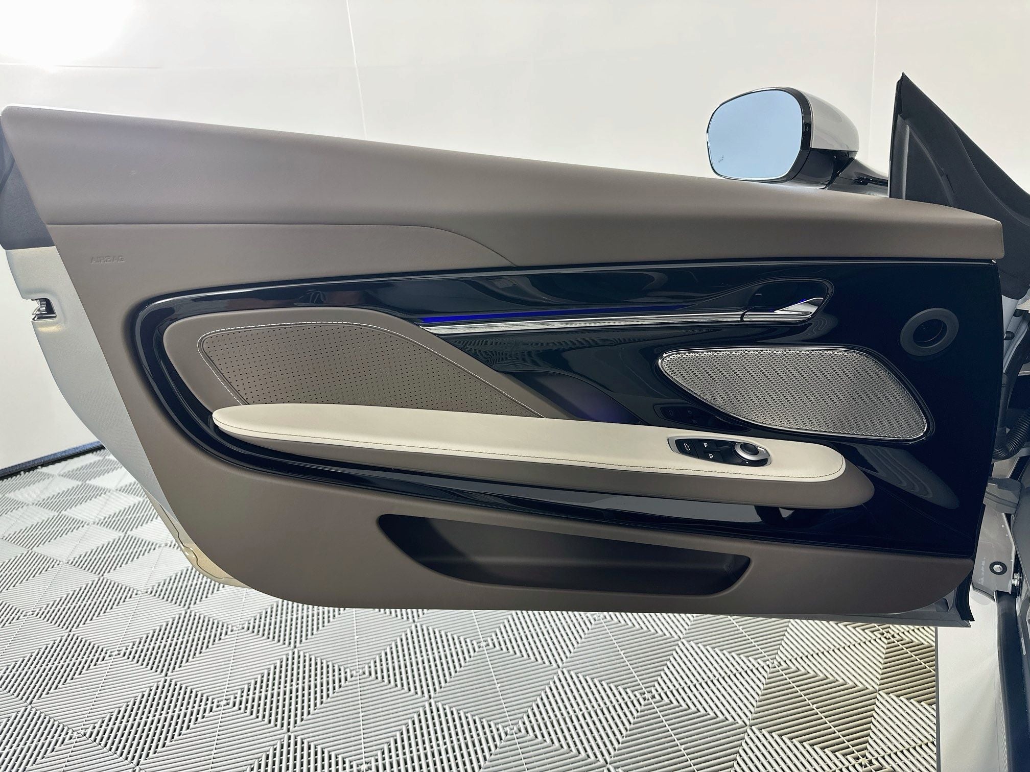 2026 Aston Martin DB12 Volante S