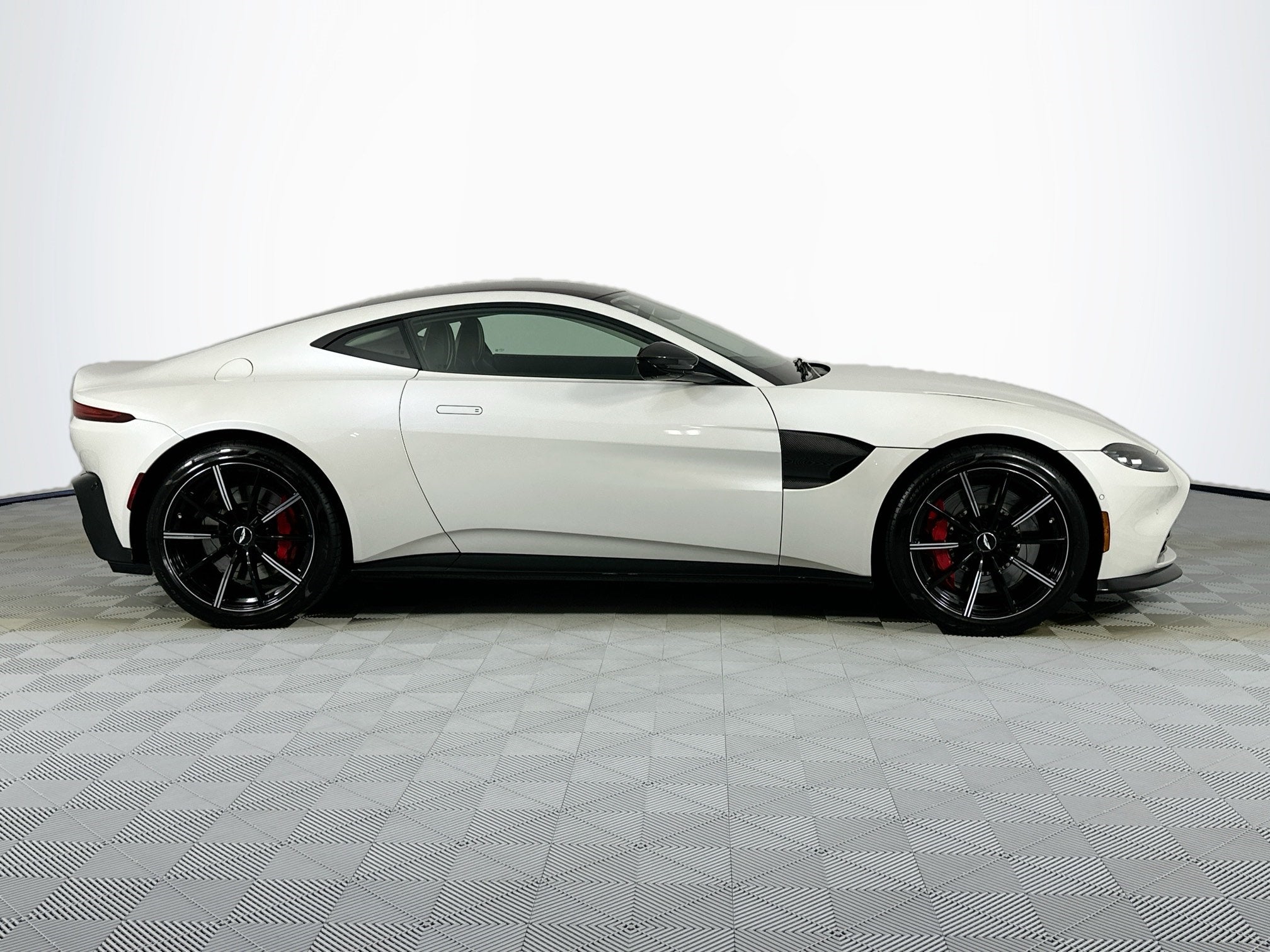 2021 Aston Martin Vantage Base
