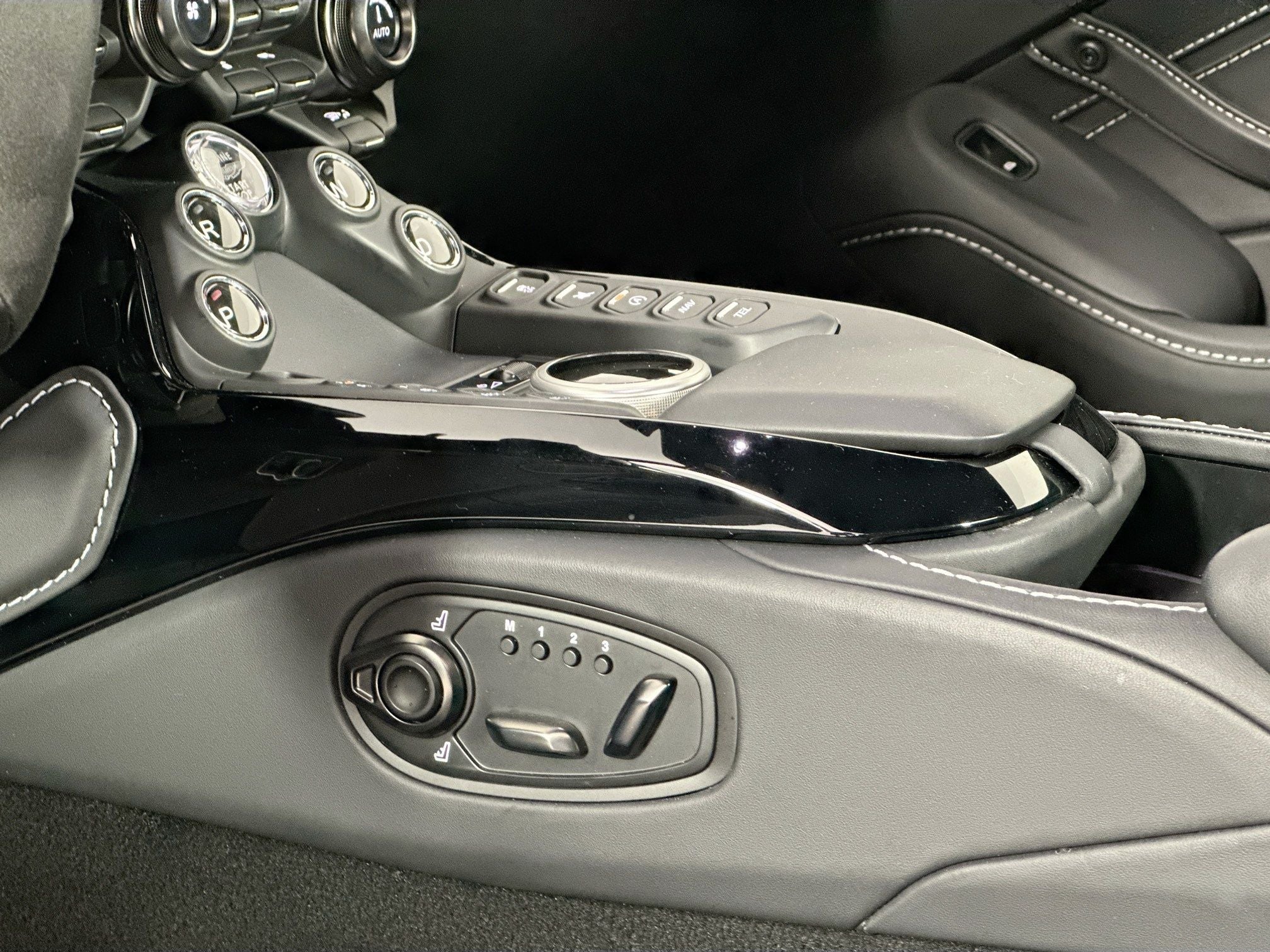 2023 Aston Martin Vantage Base