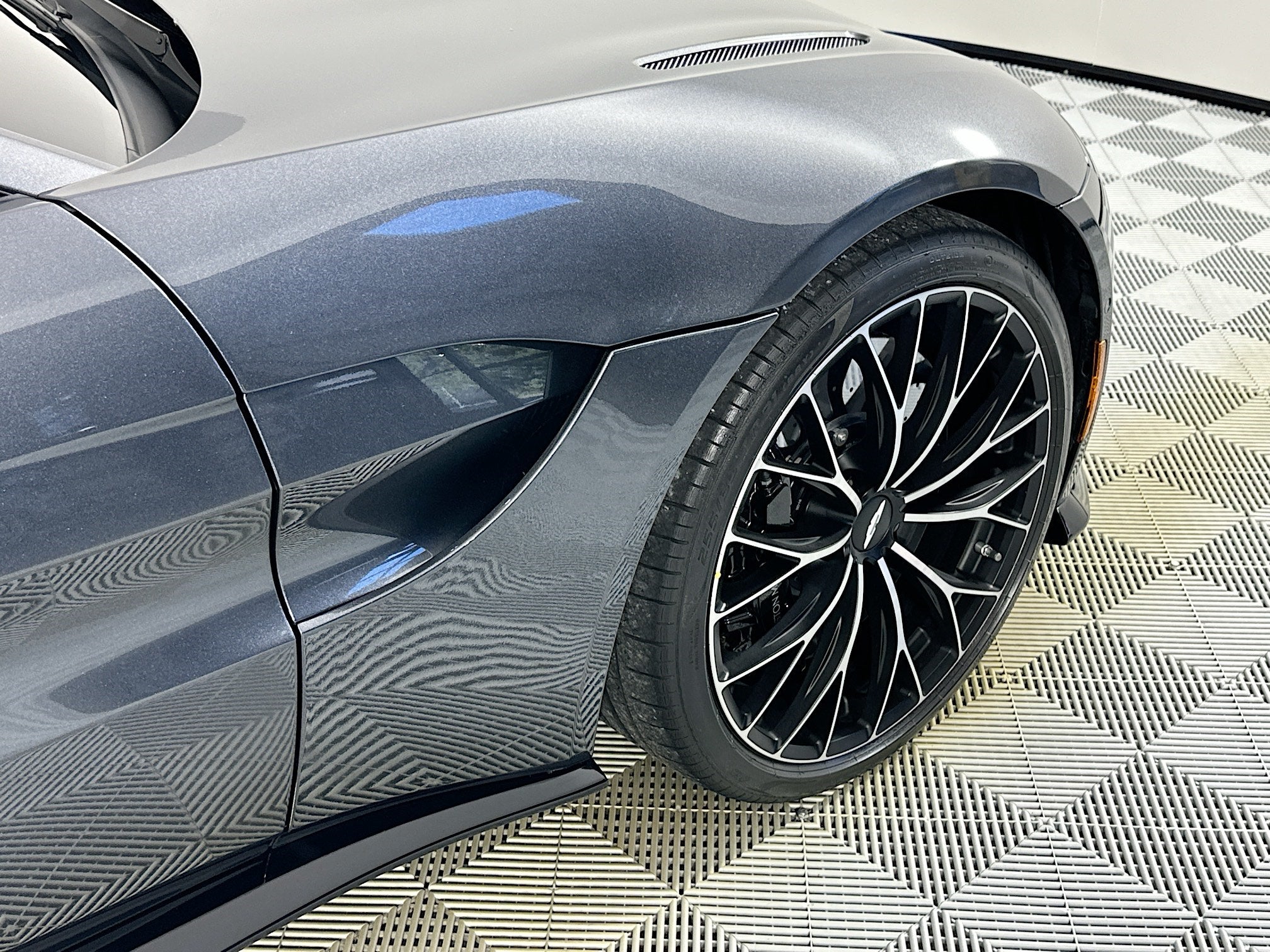 2023 Aston Martin Vantage Base