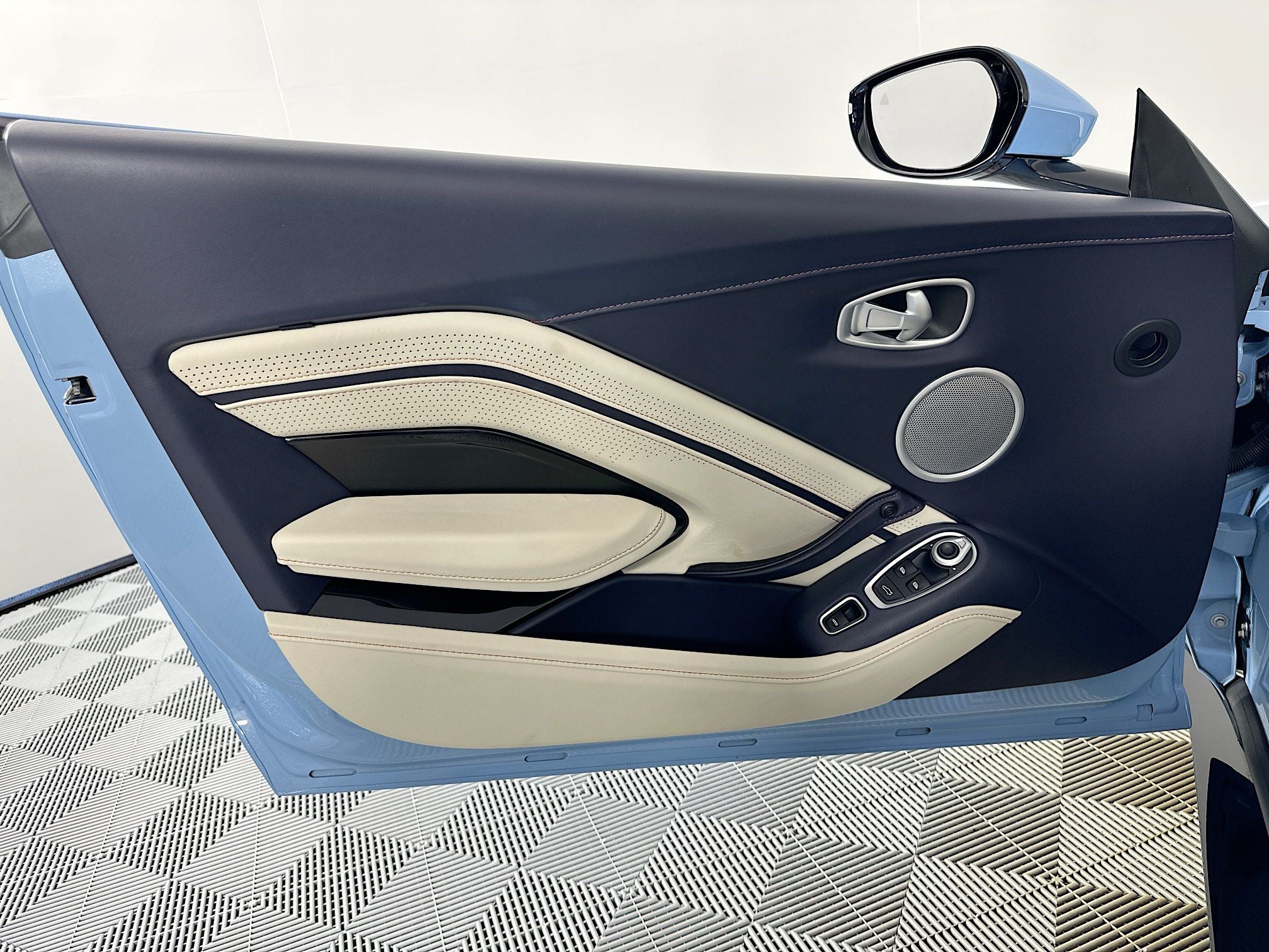 2023 Aston Martin Vantage Roadster