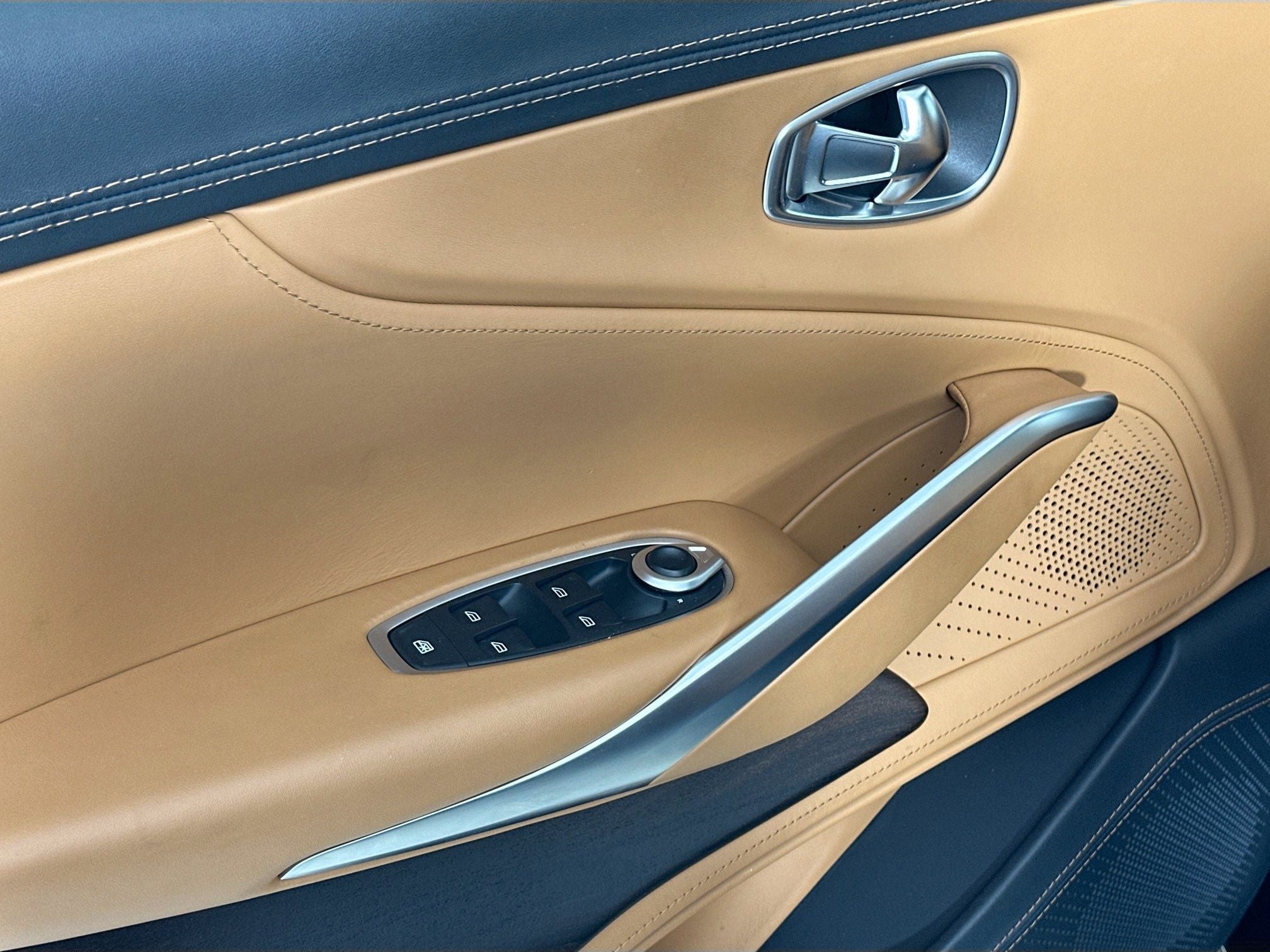 2022 Aston Martin DBX Base